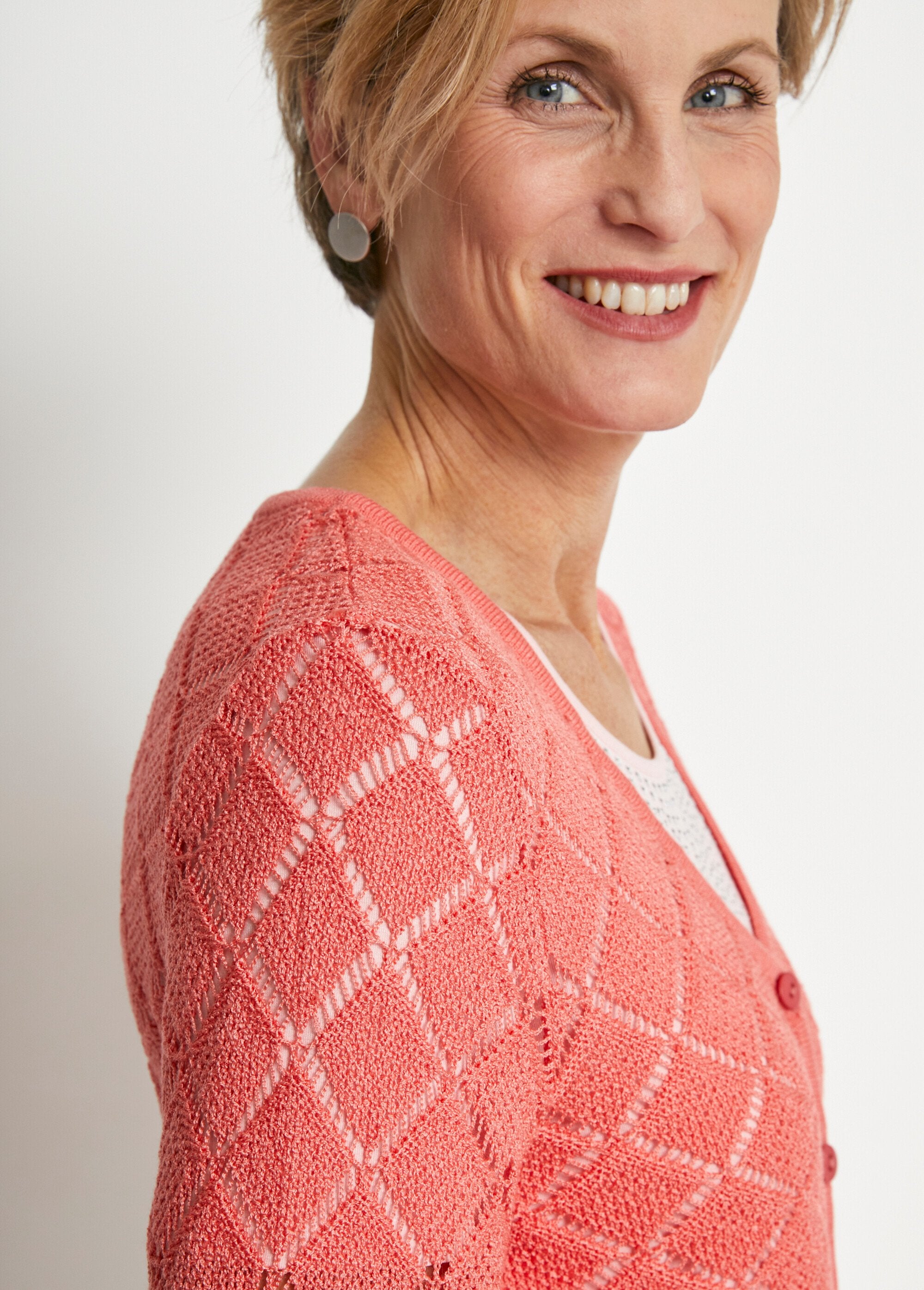 Cardigan_corto,_traforato_e_abbottonato_con_scollo_a_V_Corail_DE1_slim