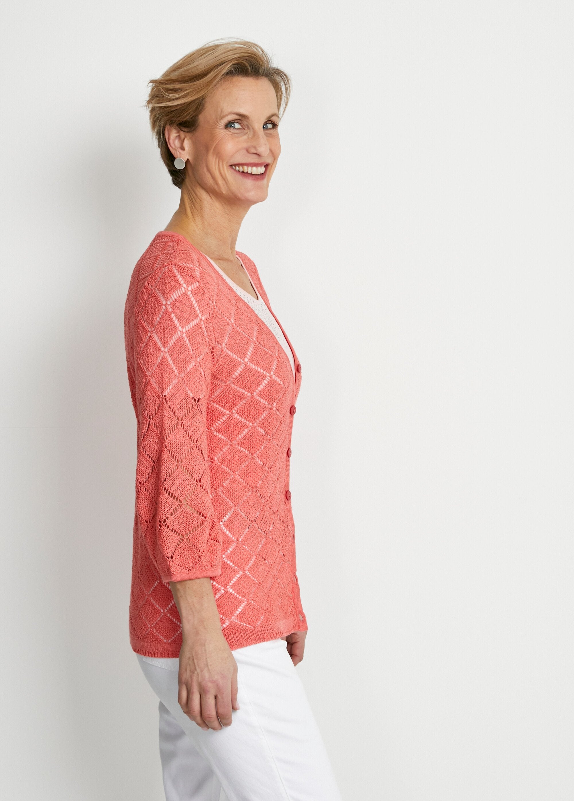 Cardigan_corto,_traforato_e_abbottonato_con_scollo_a_V_Corail_DR1_slim