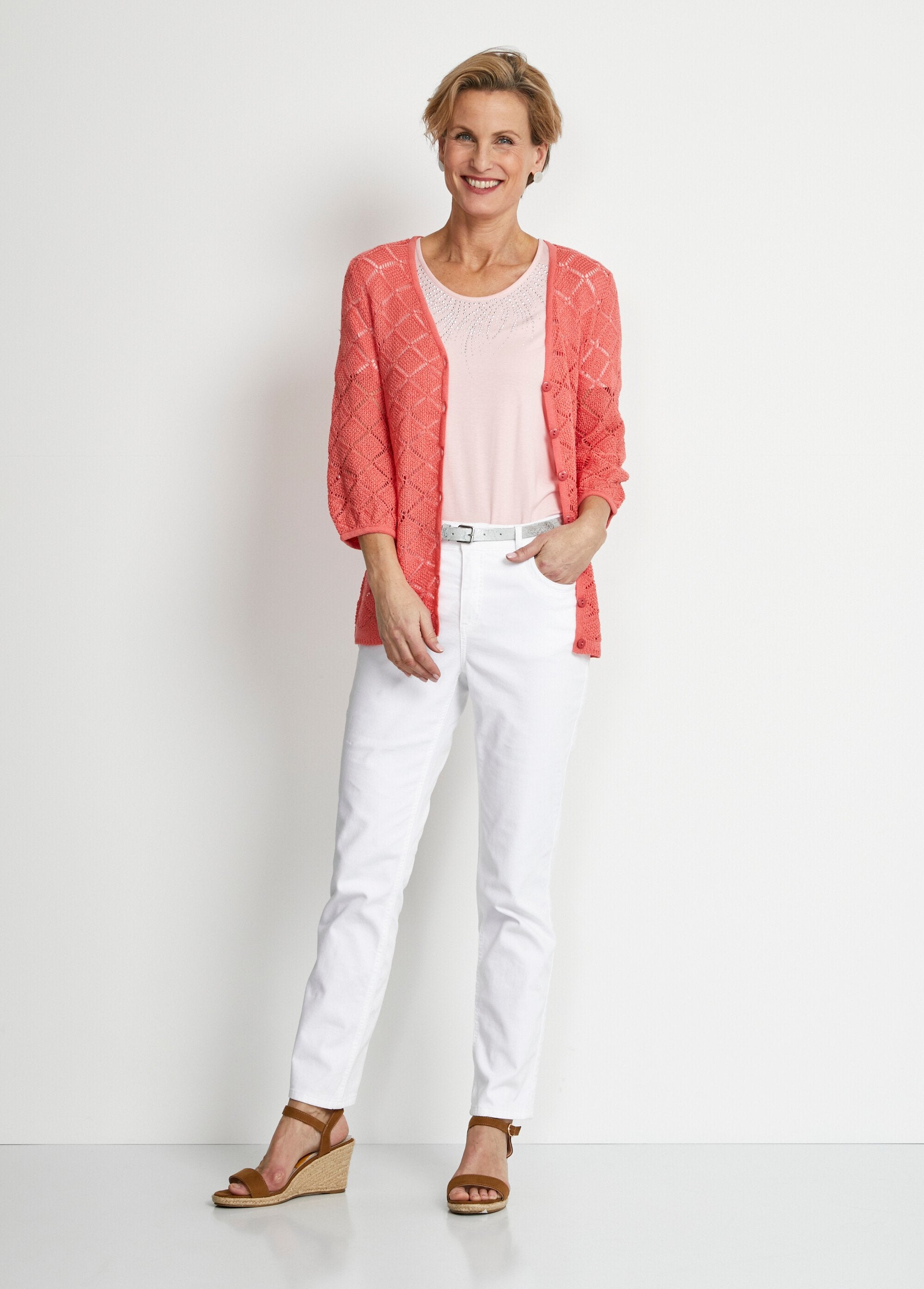 Cardigan_corto,_traforato_e_abbottonato_con_scollo_a_V_Corail_SF1_slim