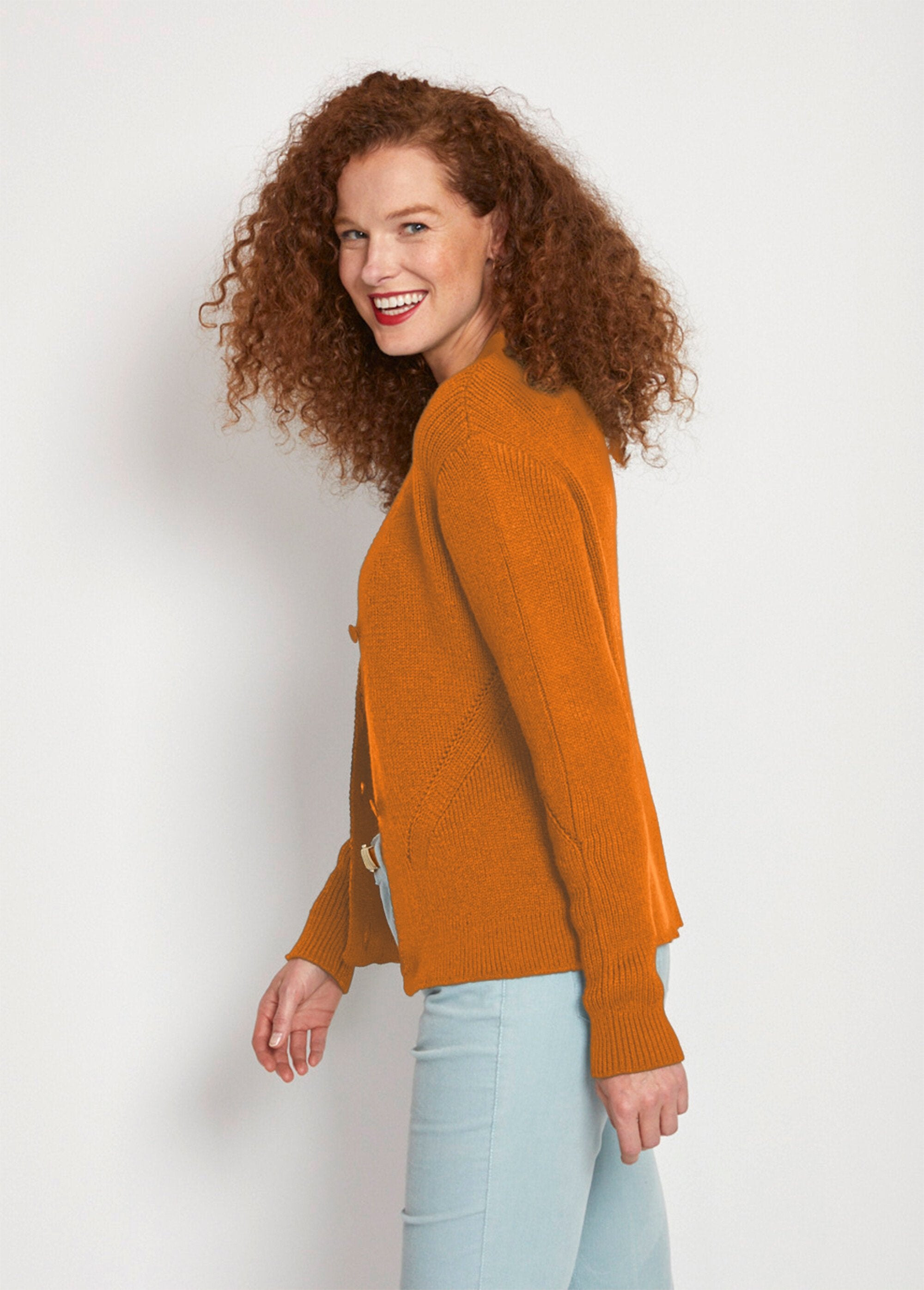Cardigan_con_scollo_a_V_e_bottoni_in_maglia_perlata_Ocre_DR1_slim