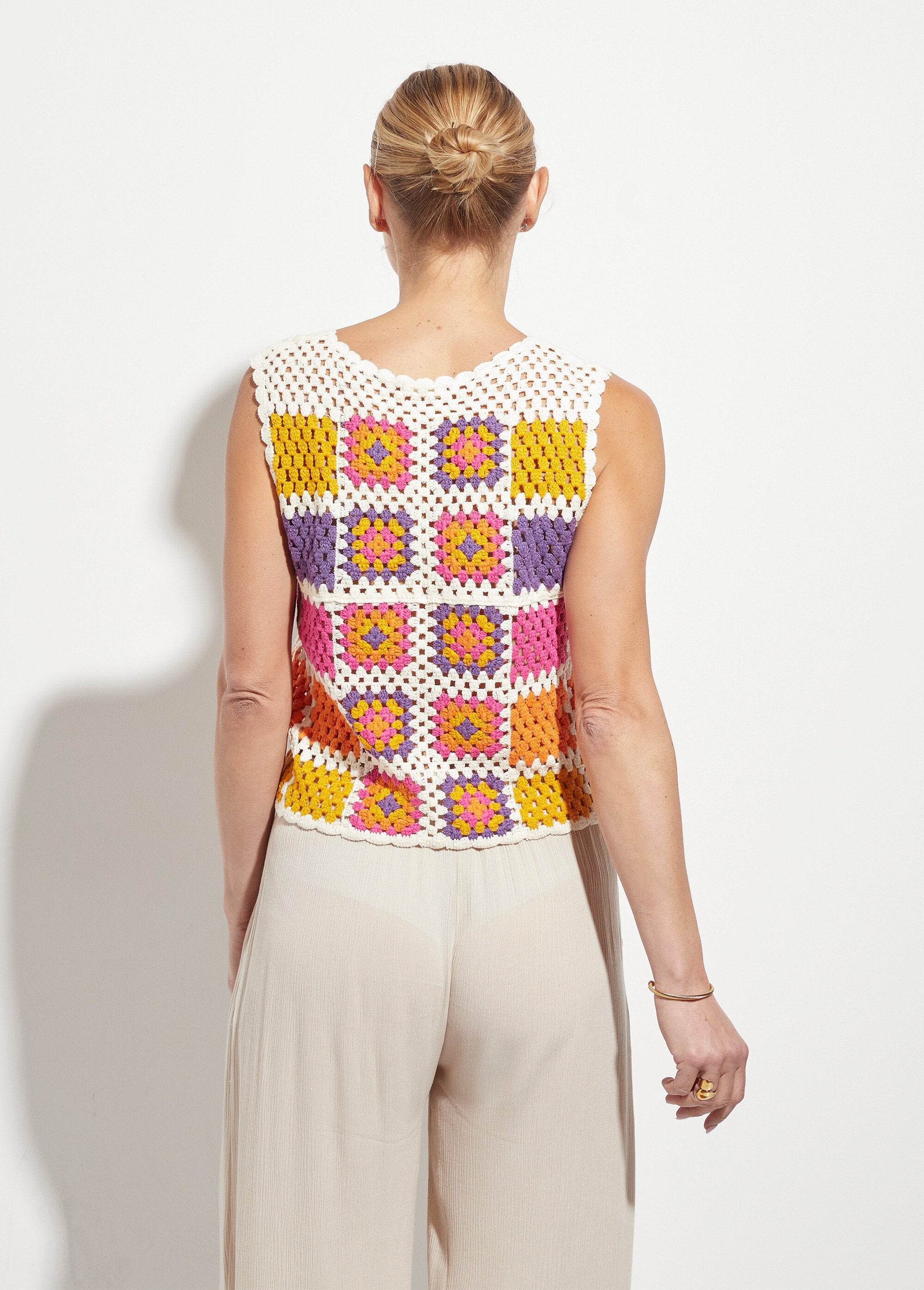 Cardigan_senza_maniche_con_scollo_a_V_all'uncinetto_Rose_et_violet_DO1_slim
