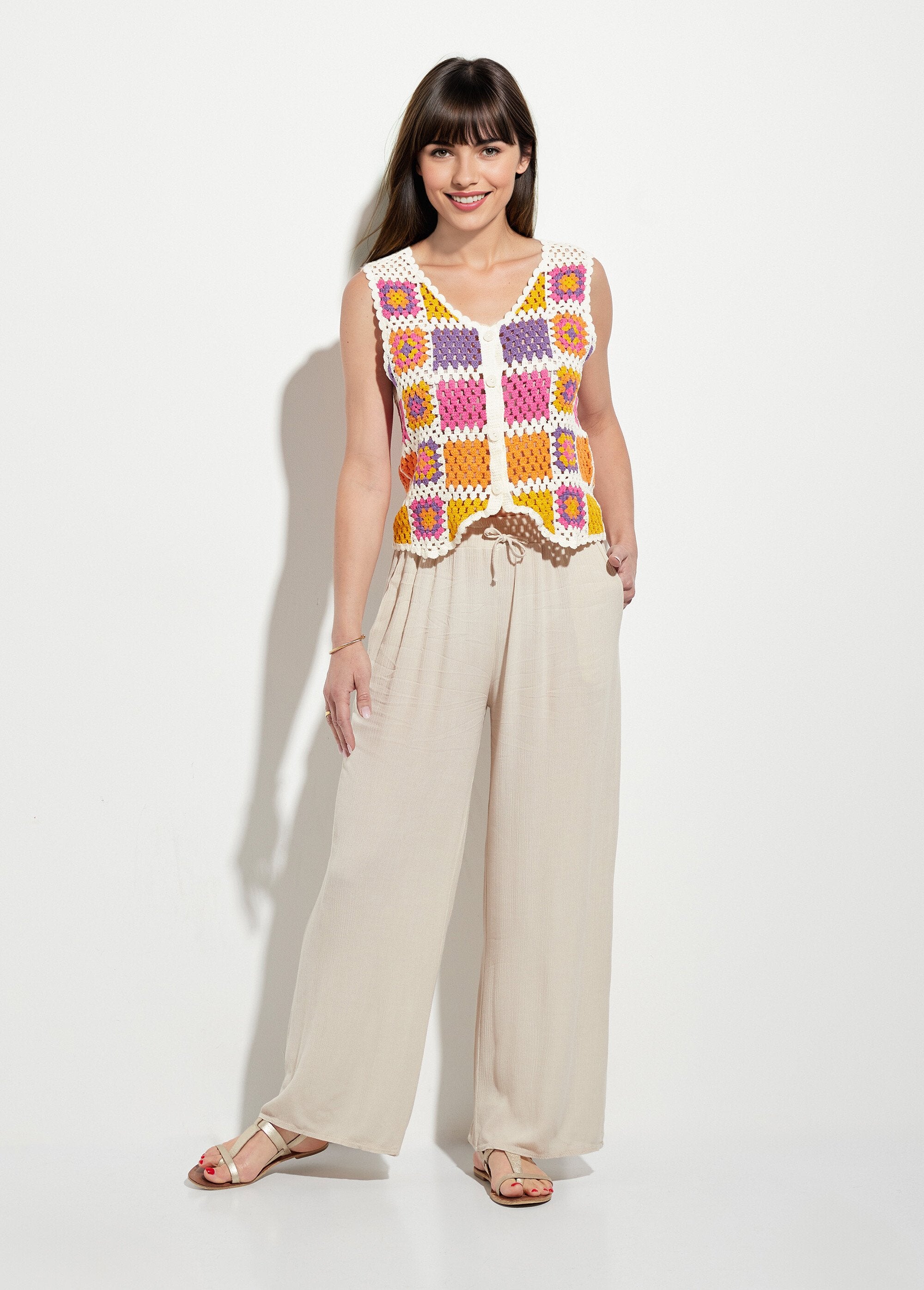 Cardigan_senza_maniche_con_scollo_a_V_all'uncinetto_Rose_et_violet_SF1_slim