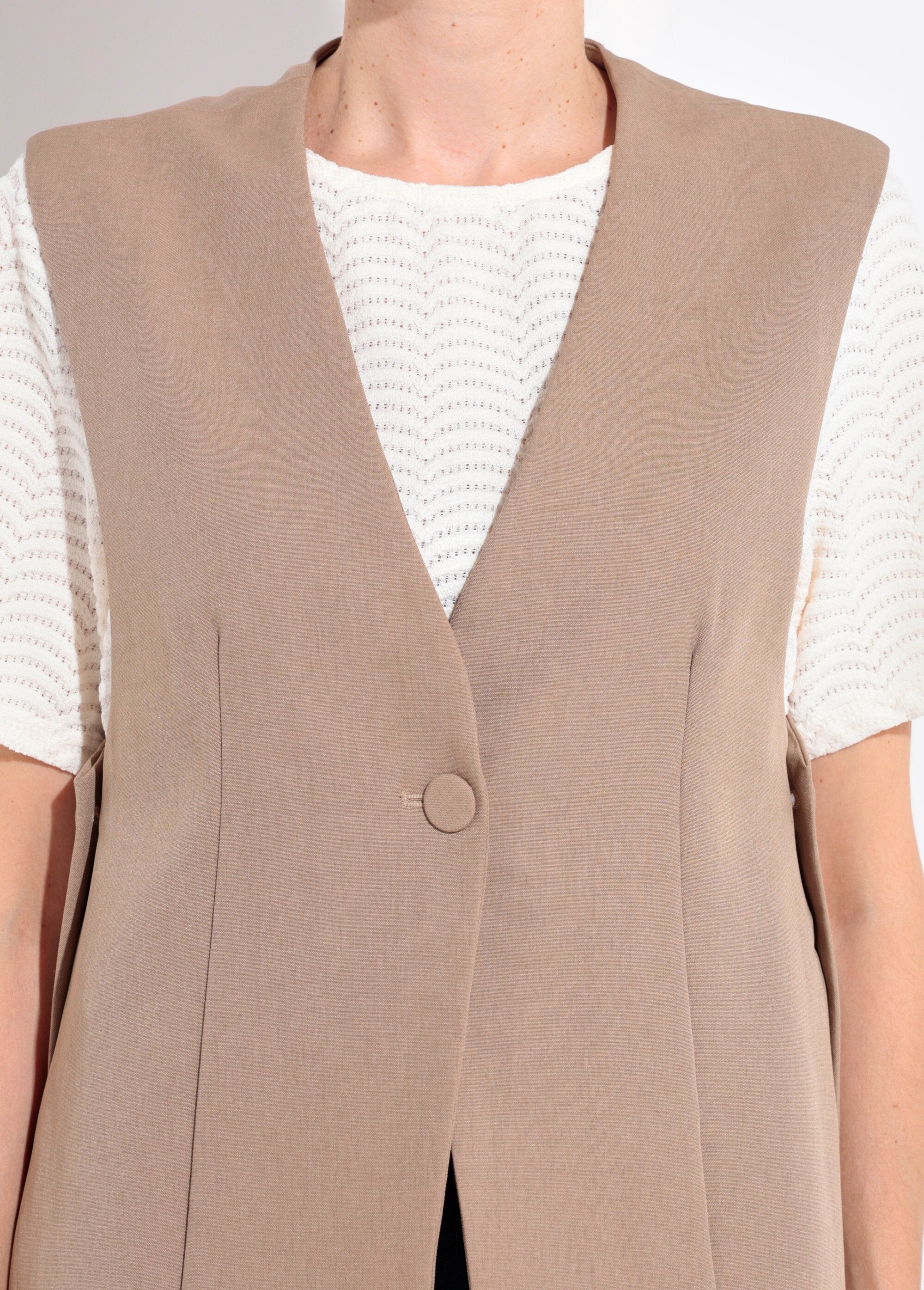 Gilet_da_abito_senza_maniche_con_bottoni_laterali_Beige_DE1_slim