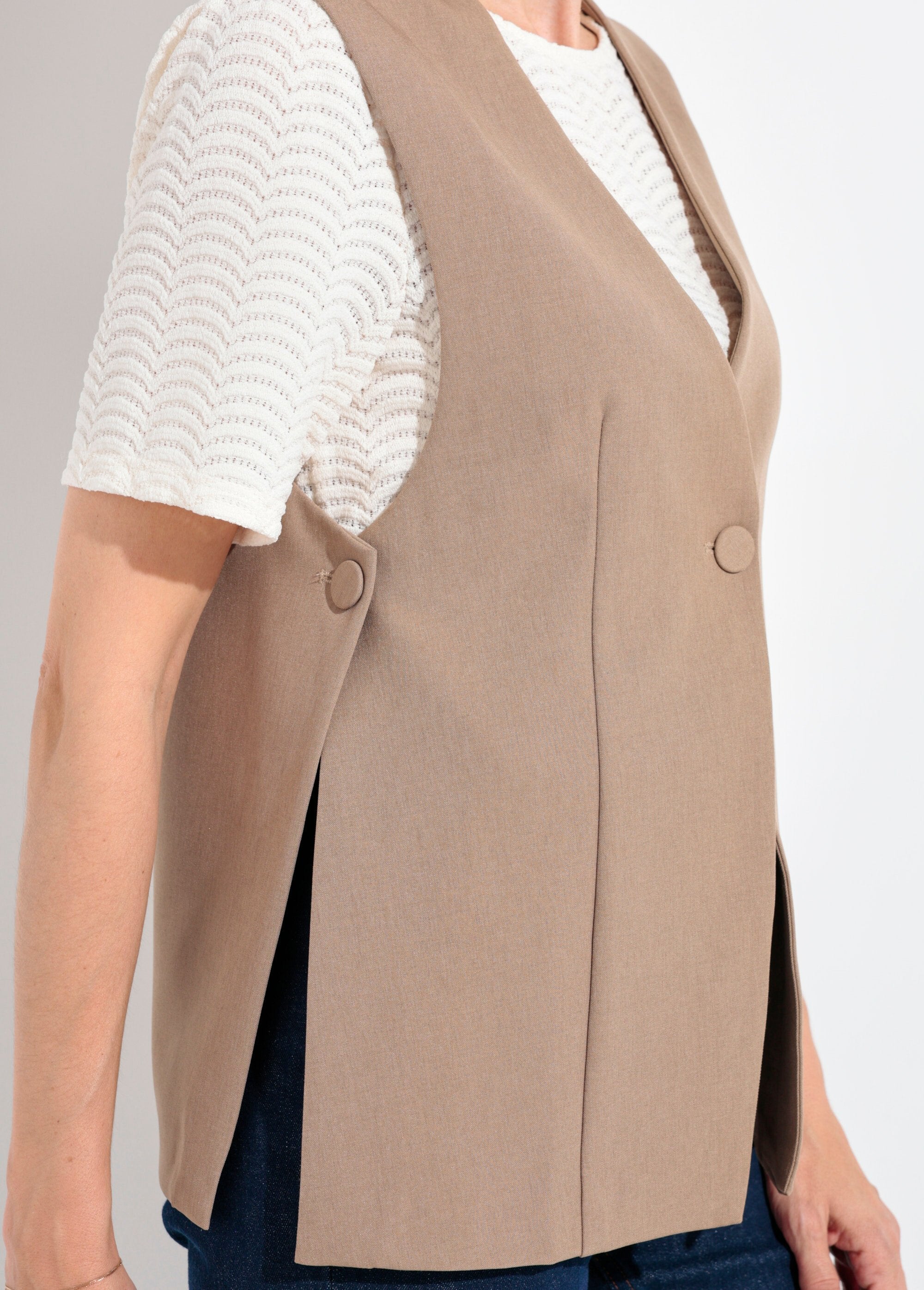 Gilet_da_abito_senza_maniche_con_bottoni_laterali_Beige_DE2_slim