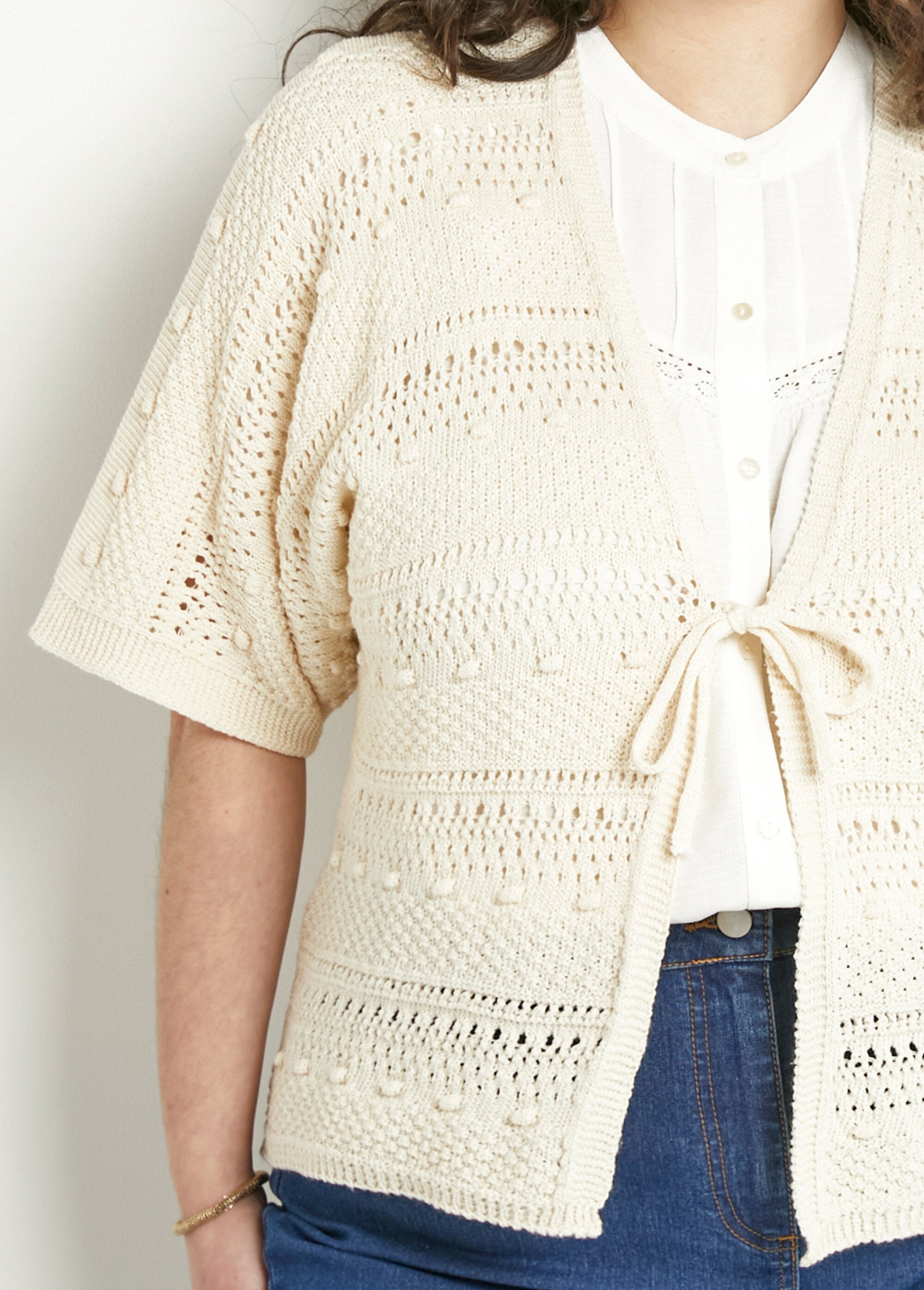 Cardigan_traforato_a_maniche_corte_con_scollo_a_V_e_chiusura_a_cravatta_Ficelle_DE1_curvy