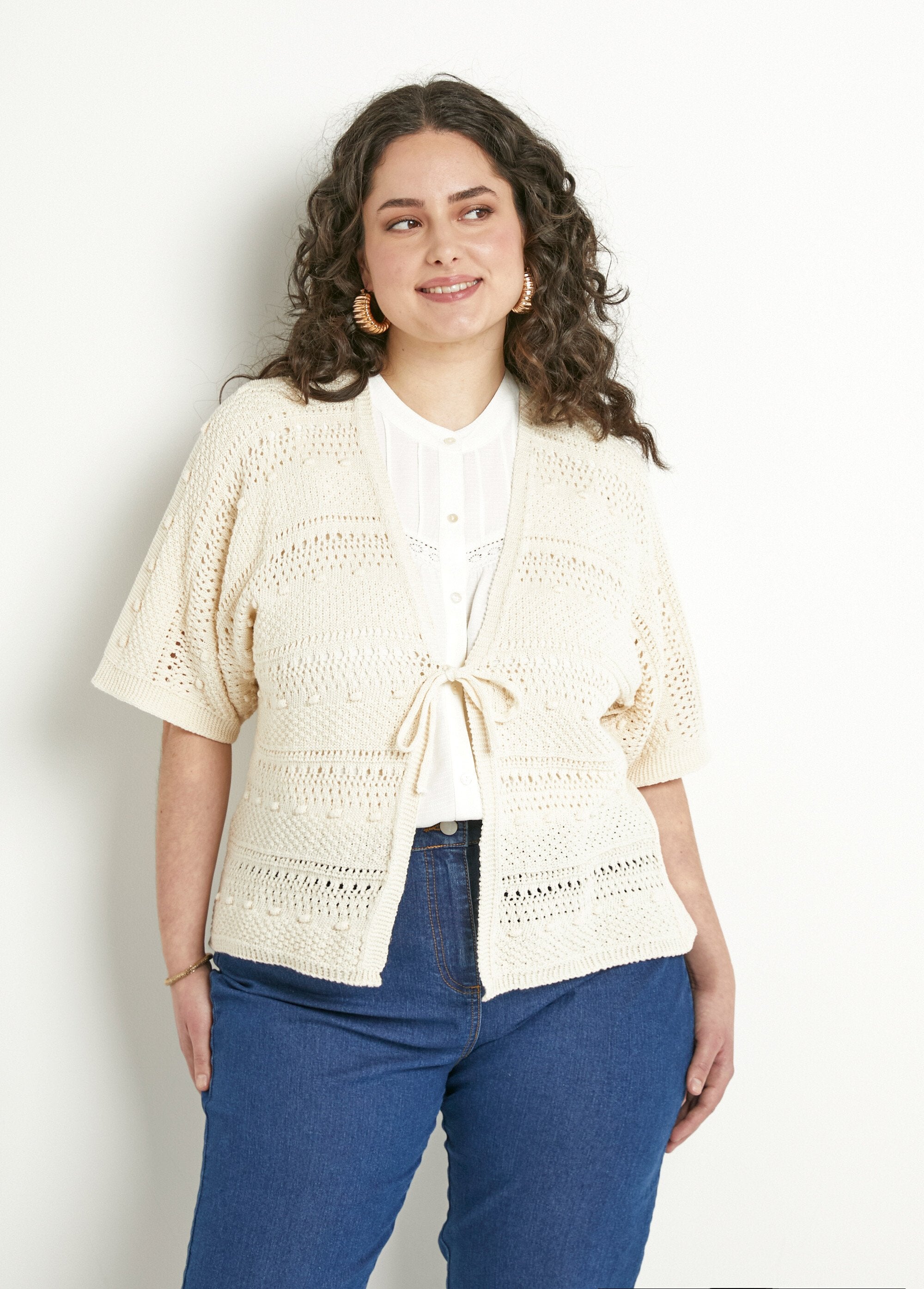 Cardigan_traforato_a_maniche_corte_con_scollo_a_V_e_chiusura_a_cravatta_Ficelle_FA1_curvy