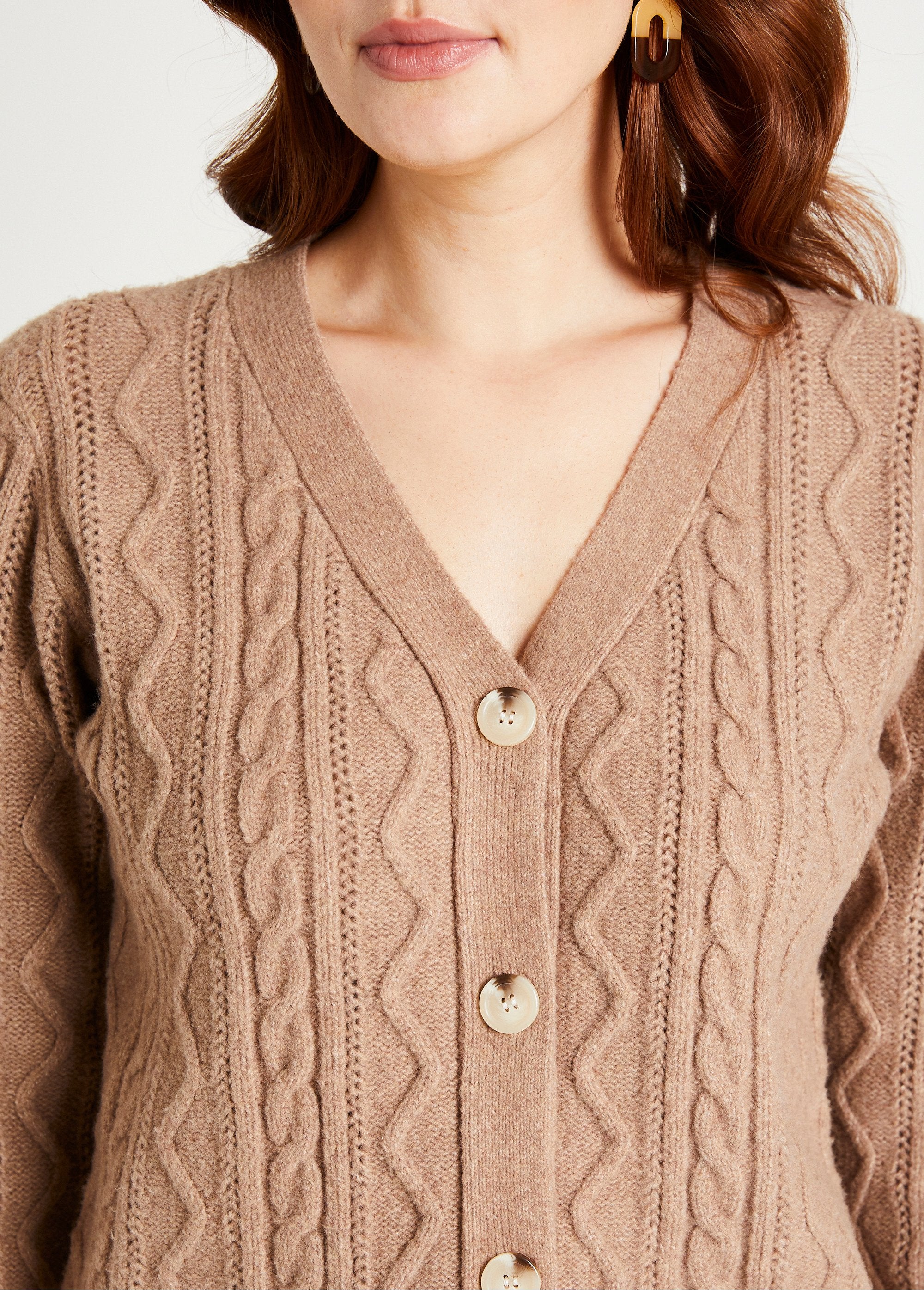 Cardigan_corto_in_maglia_a_trecce_con_scollo_a_V_e_bottoni_Taupe_DE2_slim