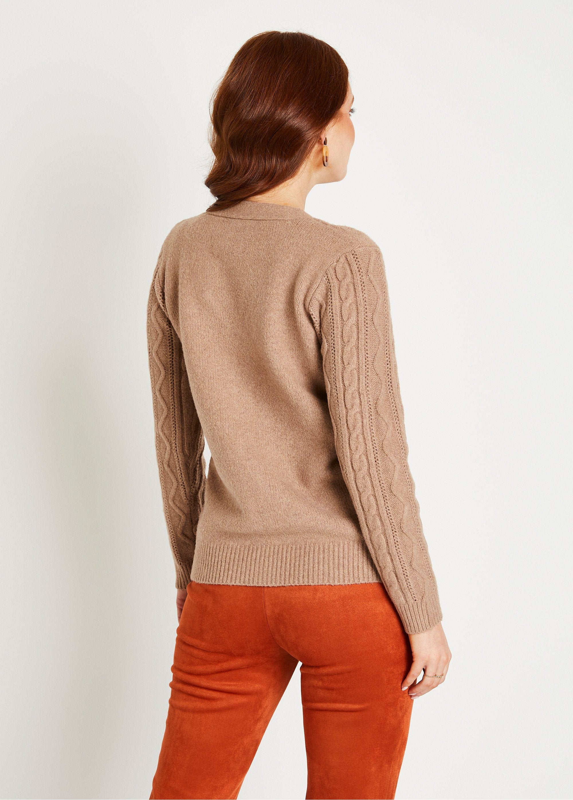 Cardigan_corto_in_maglia_a_trecce_con_scollo_a_V_e_bottoni_Taupe_DO1_slim