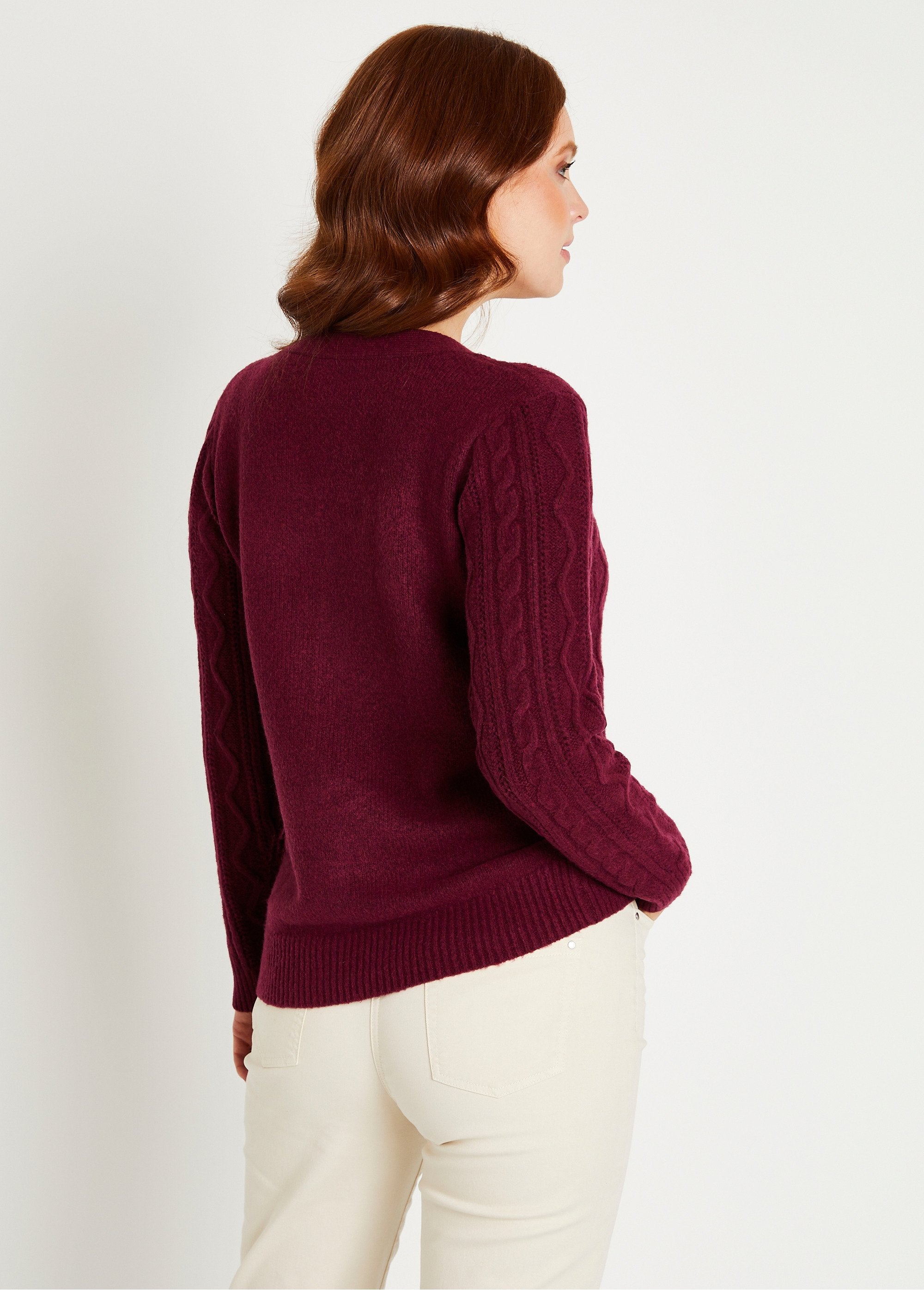 Cardigan_corto_con_abbottonatura_e_scollo_a_V_in_maglia_a_cavi_Prune_DO1_slim