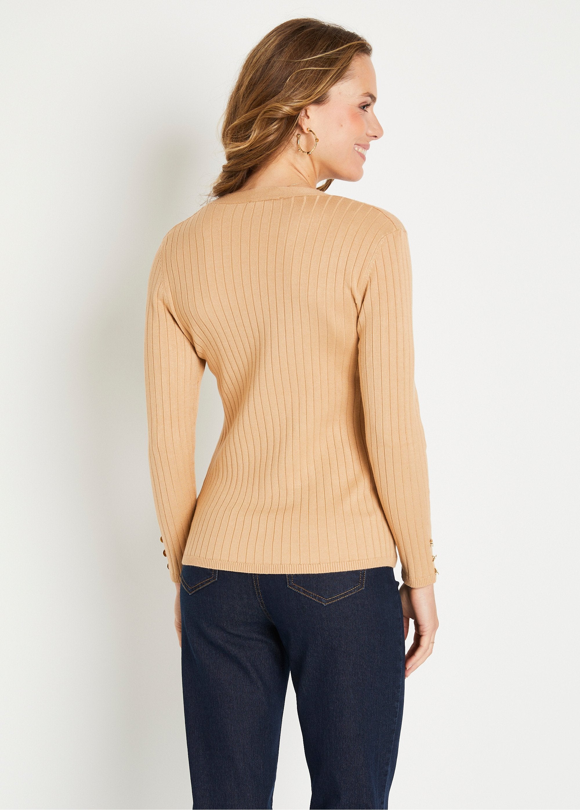 Cardigan_corto_a_coste_con_scollo_a_V_e_bottoni_Camel_DO1_slim