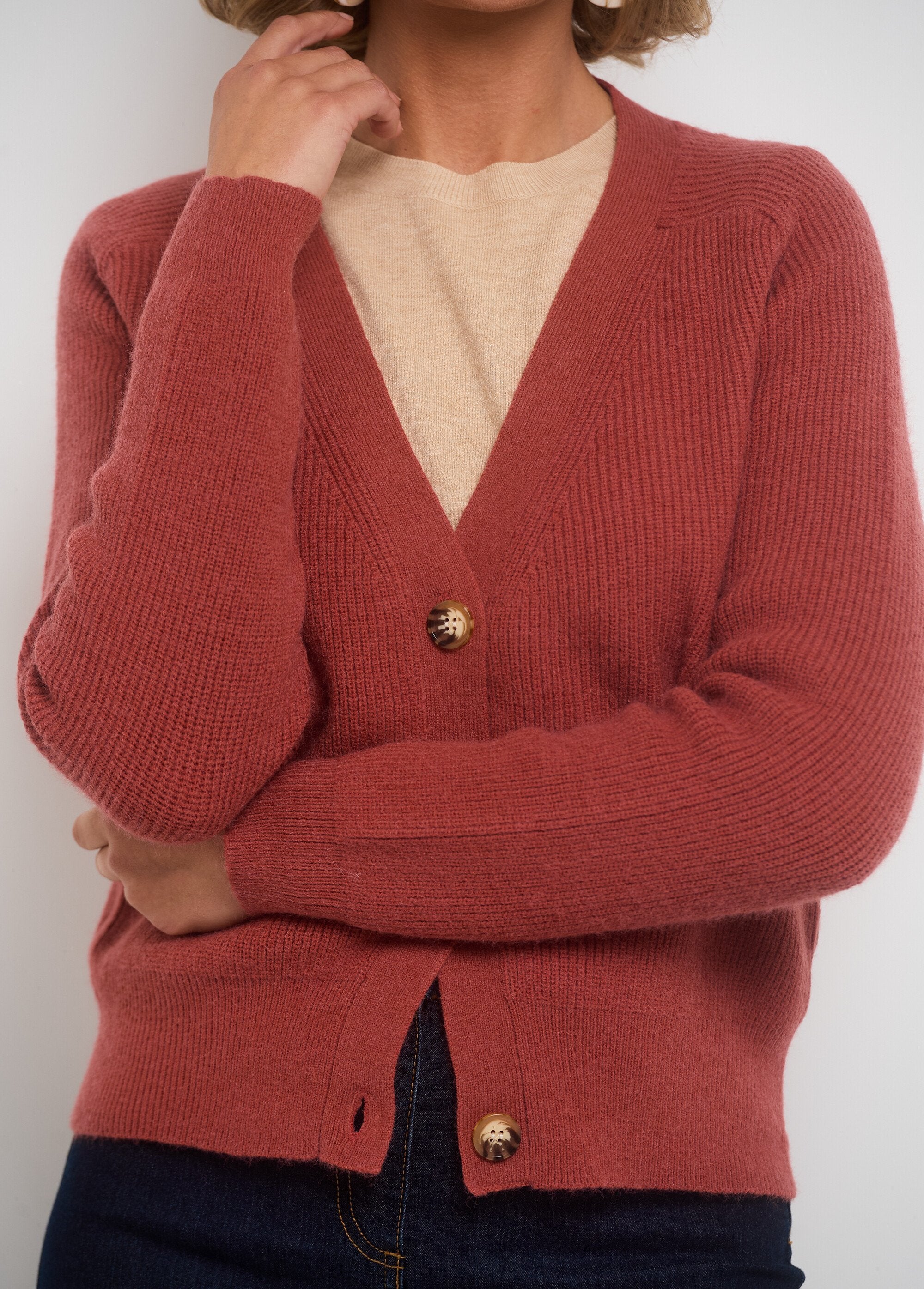 Cardigan_corto_con_scollo_a_V_e_bottoni_a_contrasto_Terracota_DE1_slim