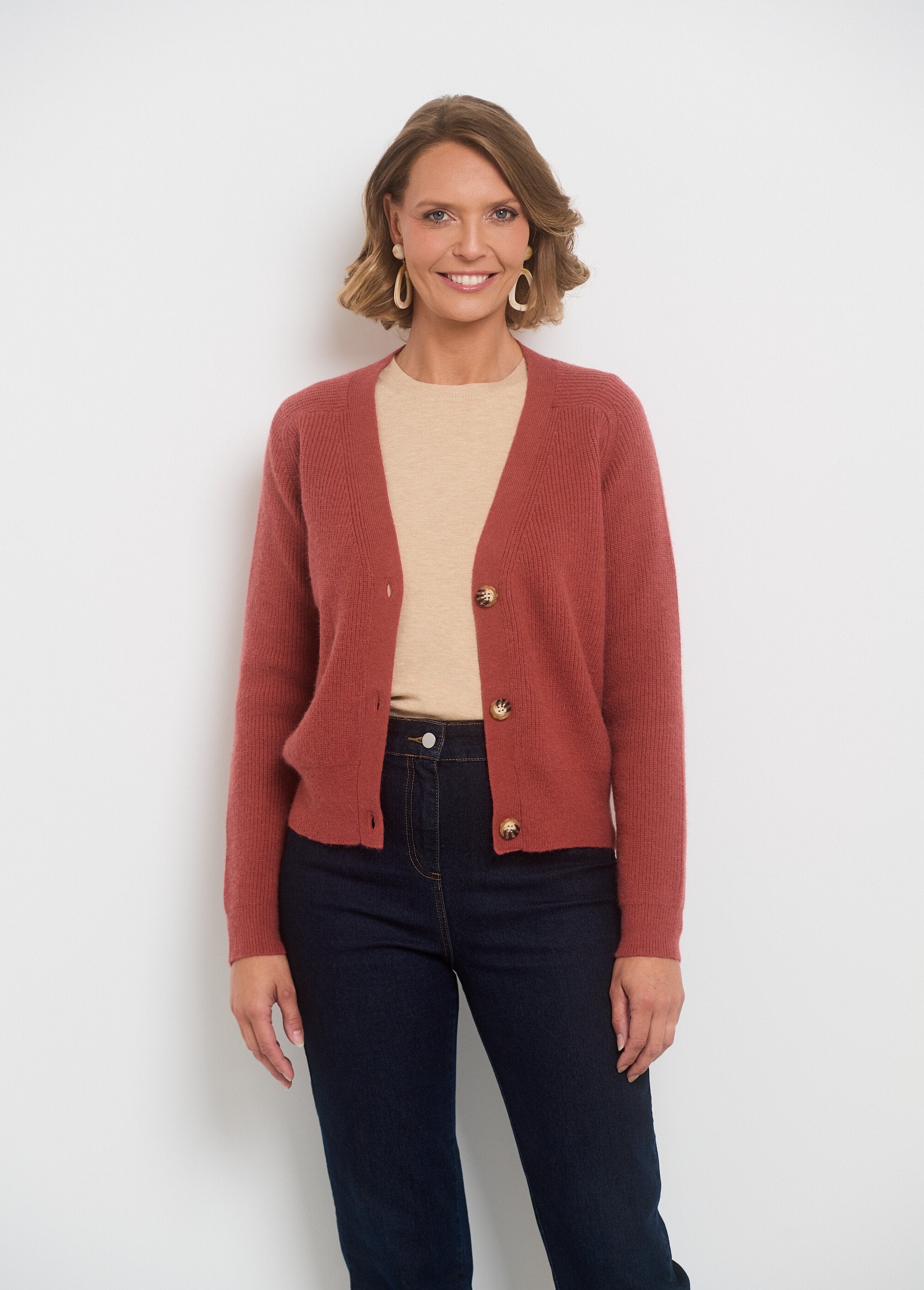 Cardigan_corto_con_scollo_a_V_e_bottoni_a_contrasto_Terracota_FA1_slim