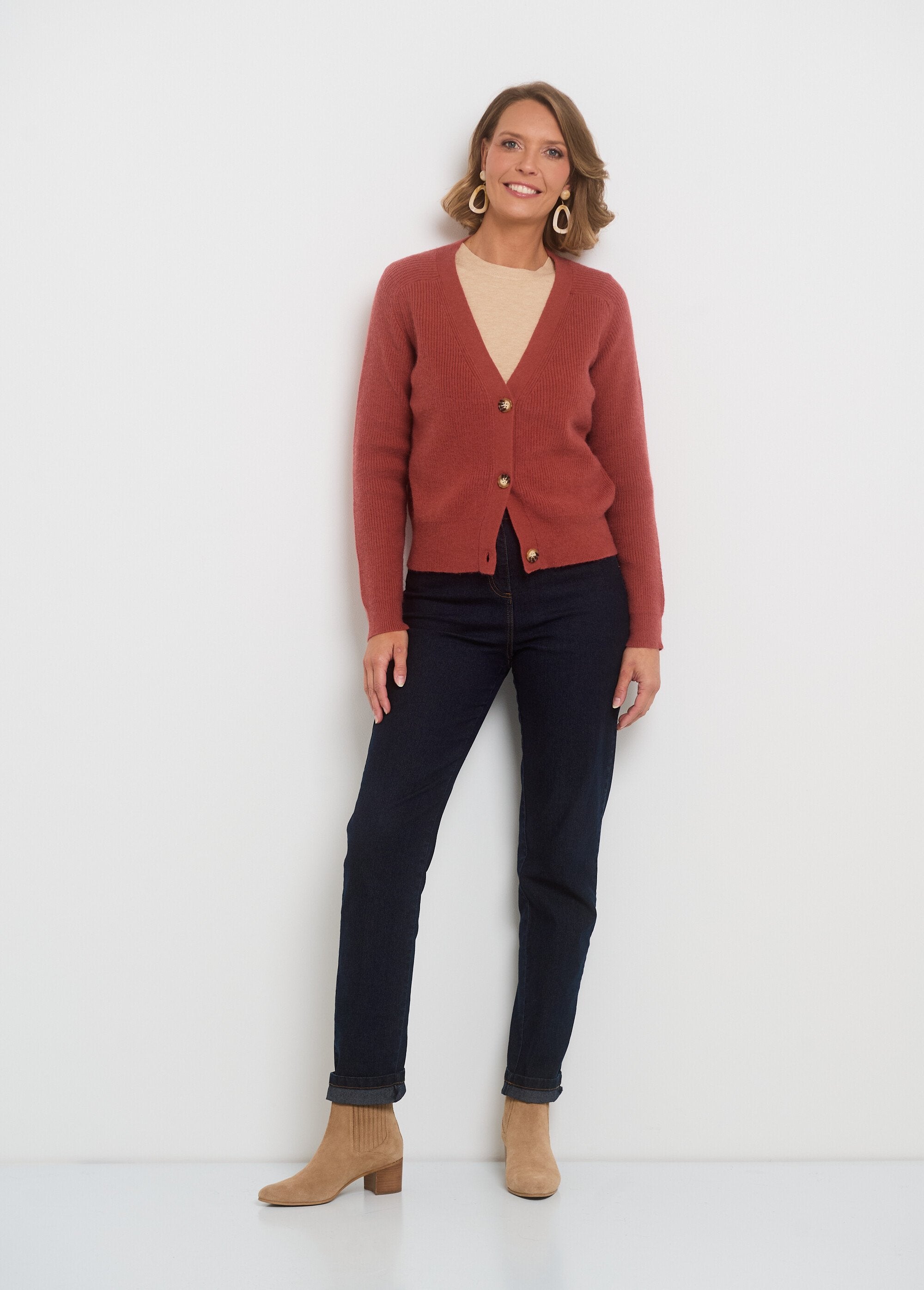 Cardigan_corto_con_scollo_a_V_e_bottoni_a_contrasto_Terracota_SF1_slim