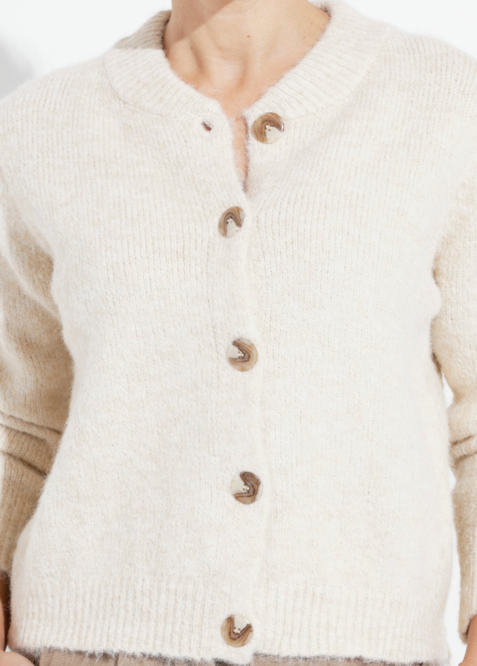 Cardigan_a_maglia_con_scollo_rotondo_Beige_DE1_slim