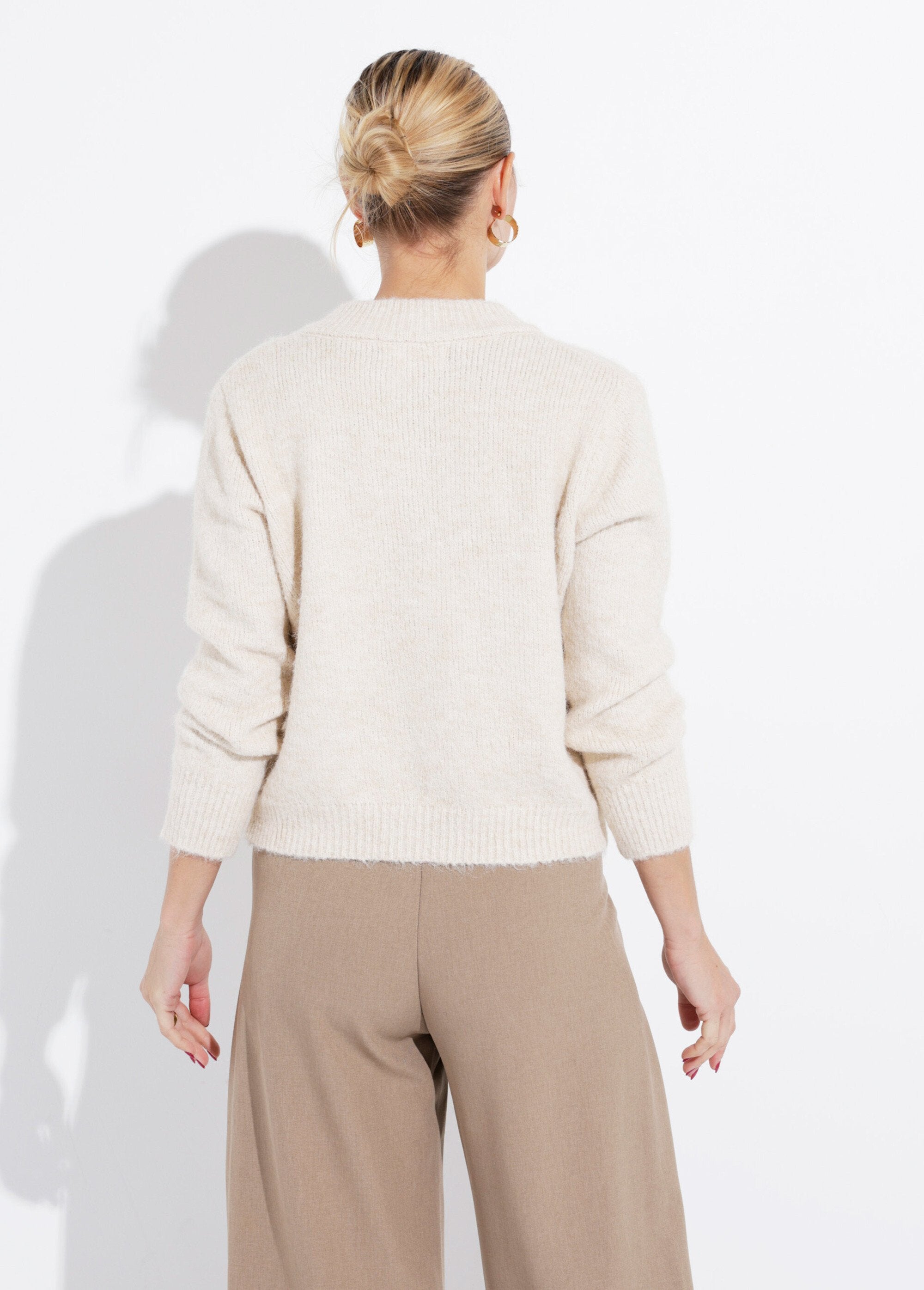 Cardigan_a_maglia_con_scollo_rotondo_Beige_DO1_slim