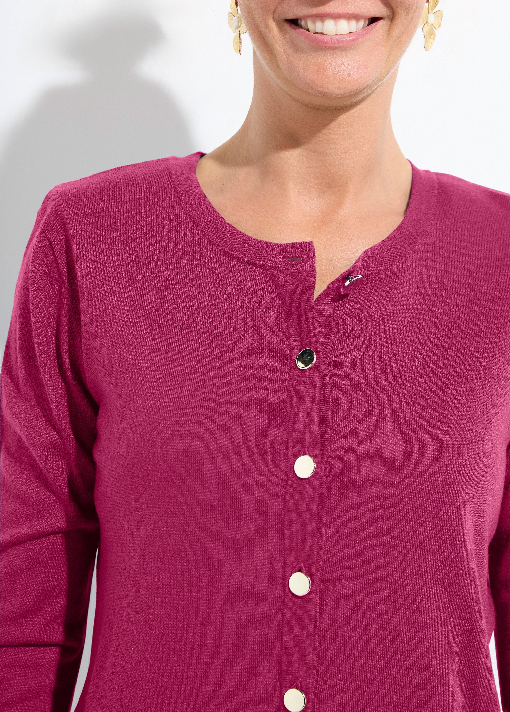 Cardigan_slim_abbottonato_con_scollo_rotondo_in_jersey_tinta_unita_con_lana_merino_Cassis_DE1_slim
