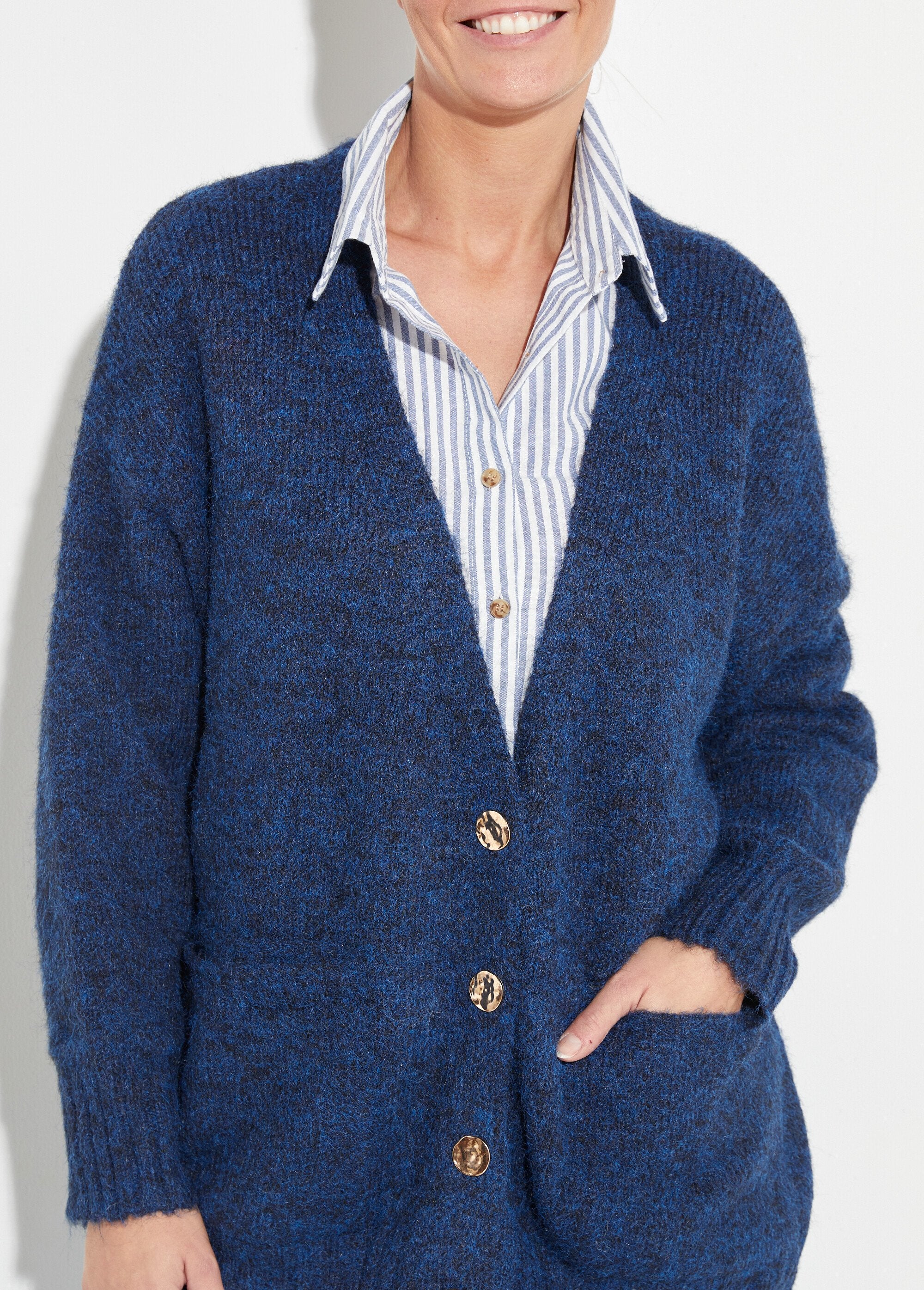 Caldo_cardigan_lungo_con_lana_e_bottoni_in_metallo_Bleu_DE1_slim