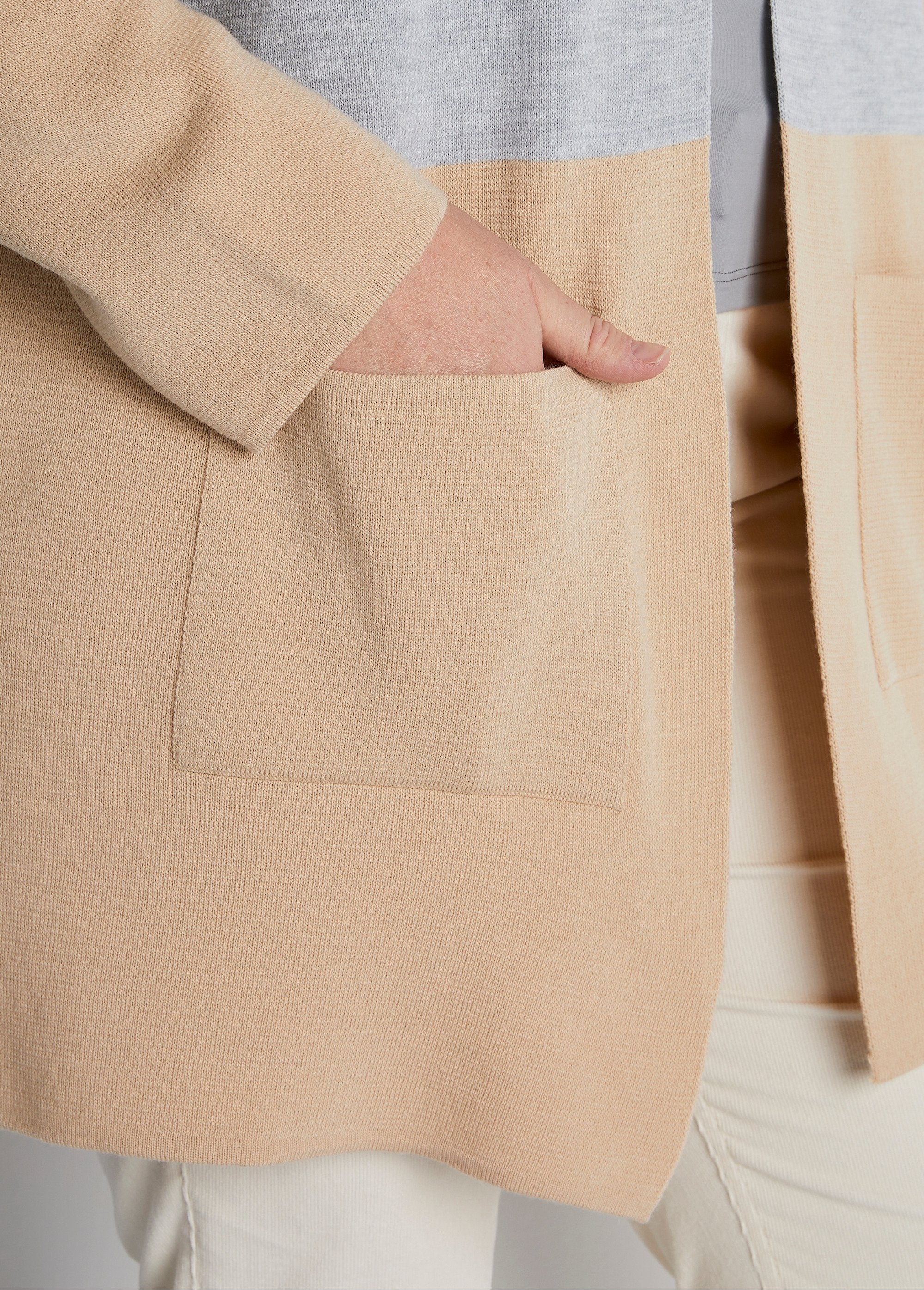 Cardigan_lungo_con_scollo_a_V_in_jacquard_a_righe_Beige_et_ecru_DE2_curvy