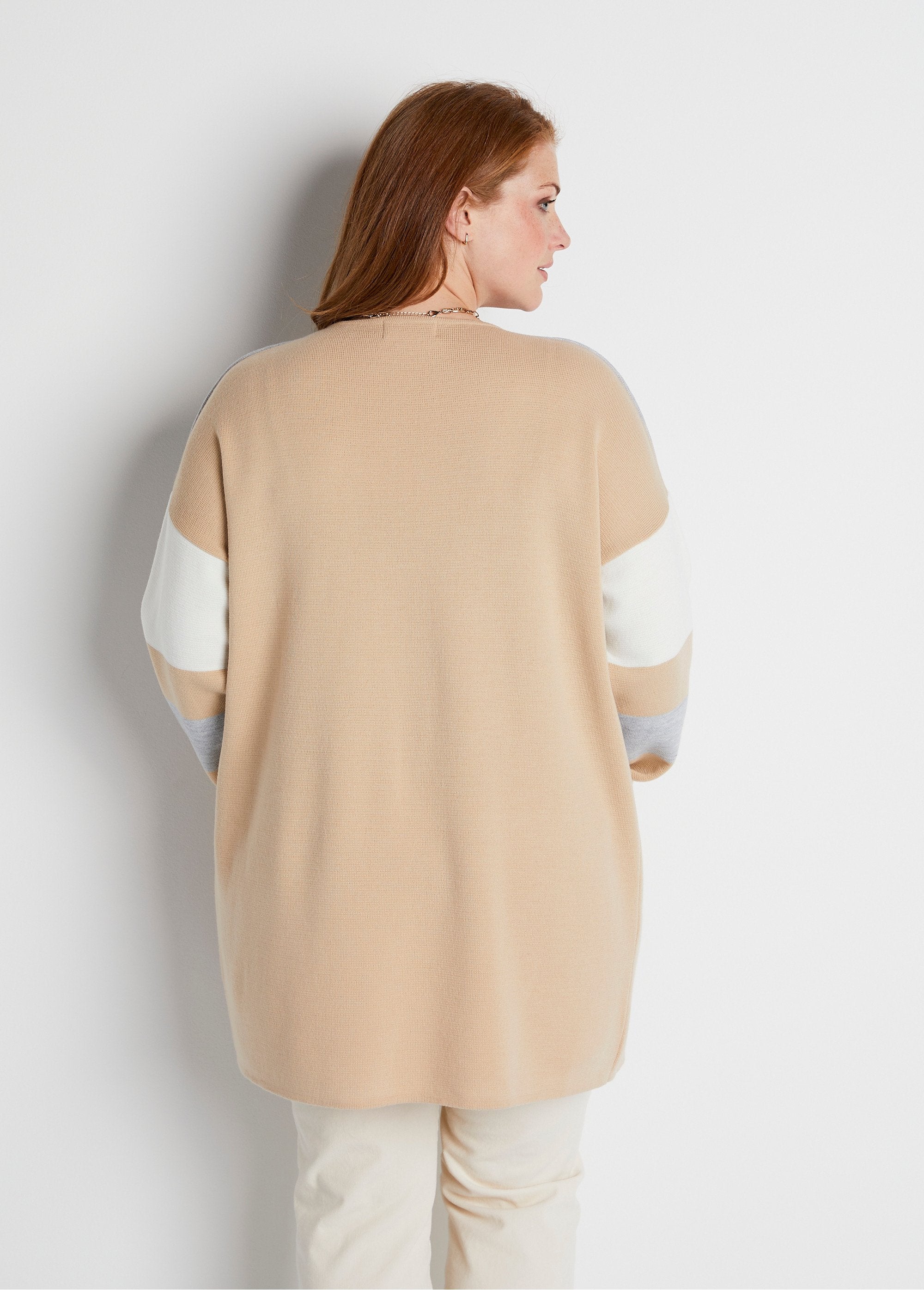 Cardigan_lungo_con_scollo_a_V_in_jacquard_a_righe_Beige_et_ecru_DO1_curvy