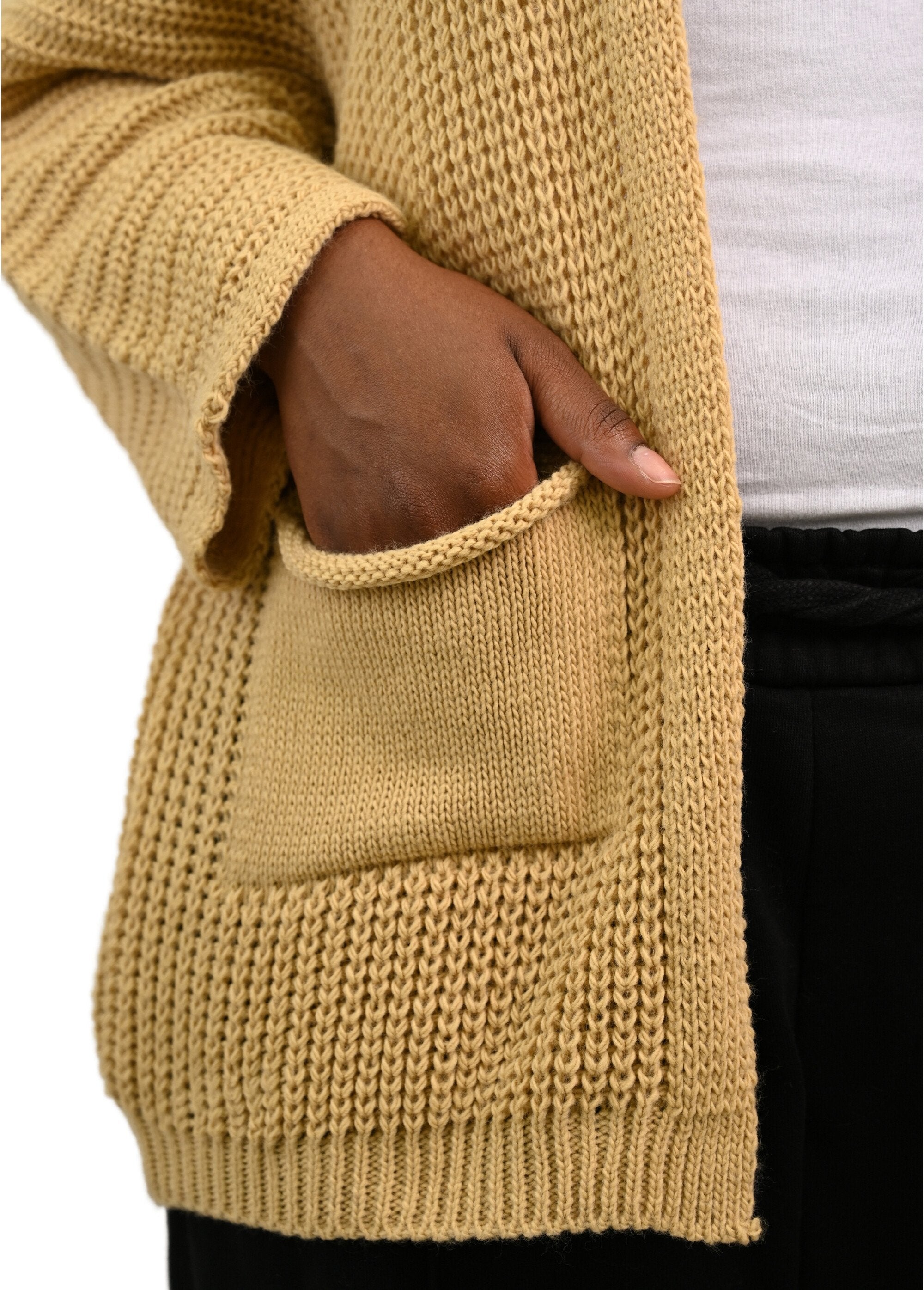 Cardigan_lungo_in_maglia_con_tasche_applicate_Beige_DE1_curvy