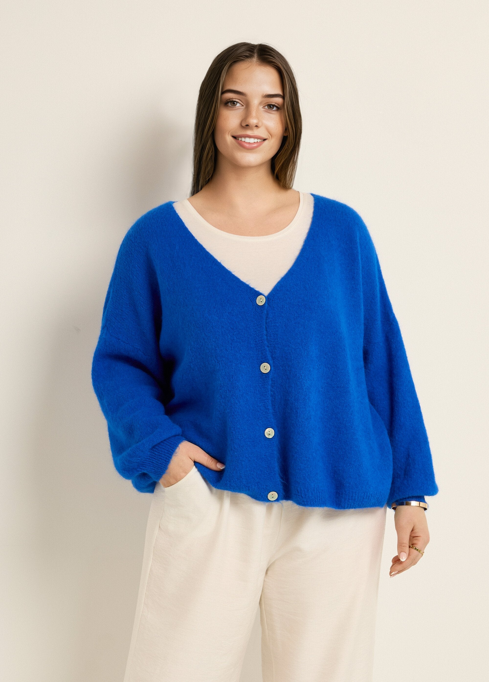 Cardigan_lavorato_a_maglia_con_alpaca,_scollo_a_V_Bleu_dur_FA1_curvy