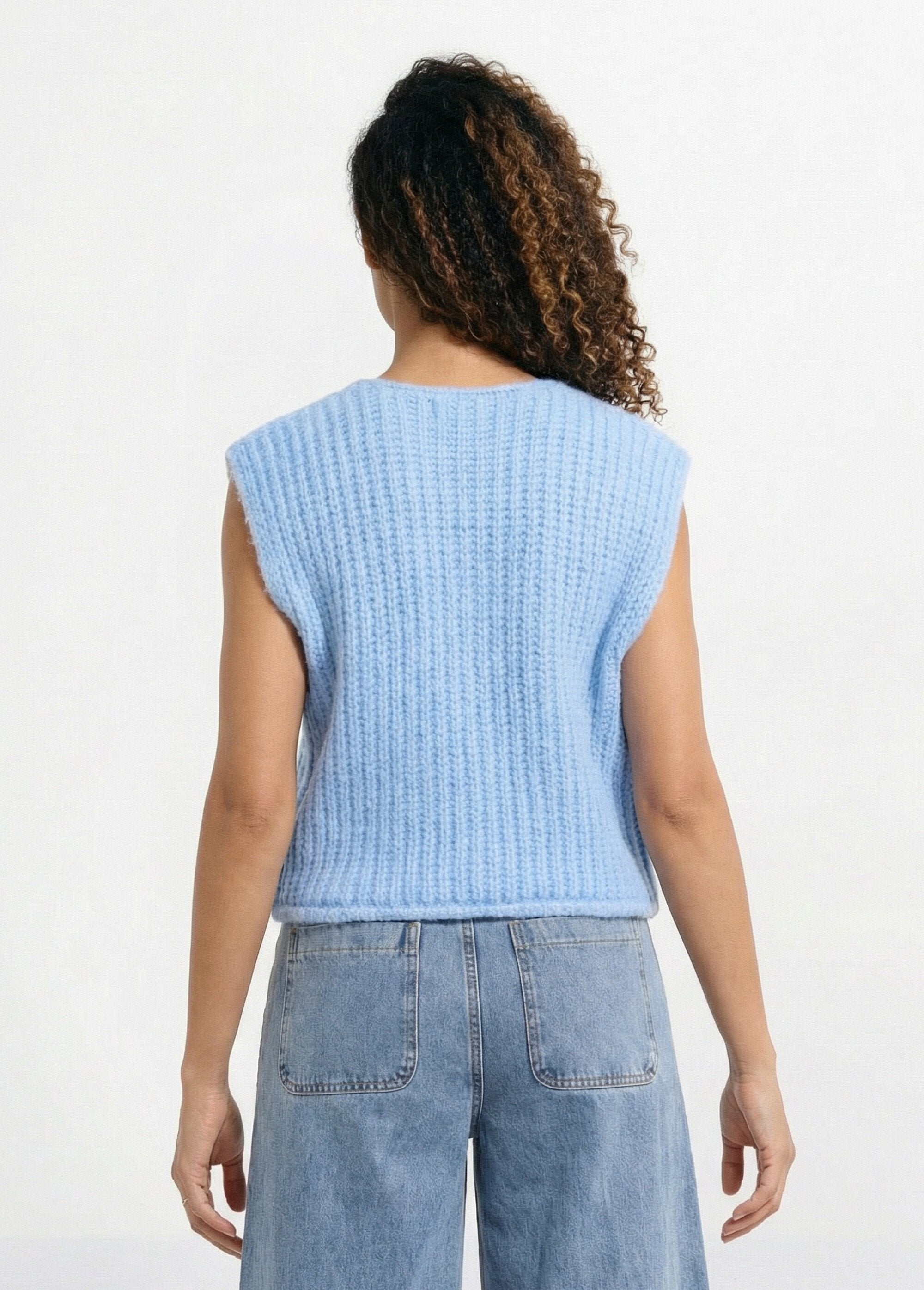 Cardigan_senza_maniche_con_bottoni_gioiello_Ciel_DO1_slim