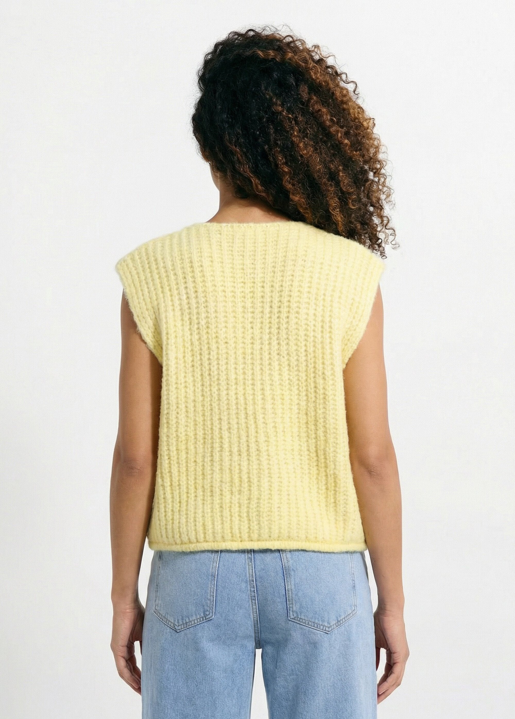 Cardigan_senza_maniche_con_bottoni_gioiello_Jaune_DO1_slim