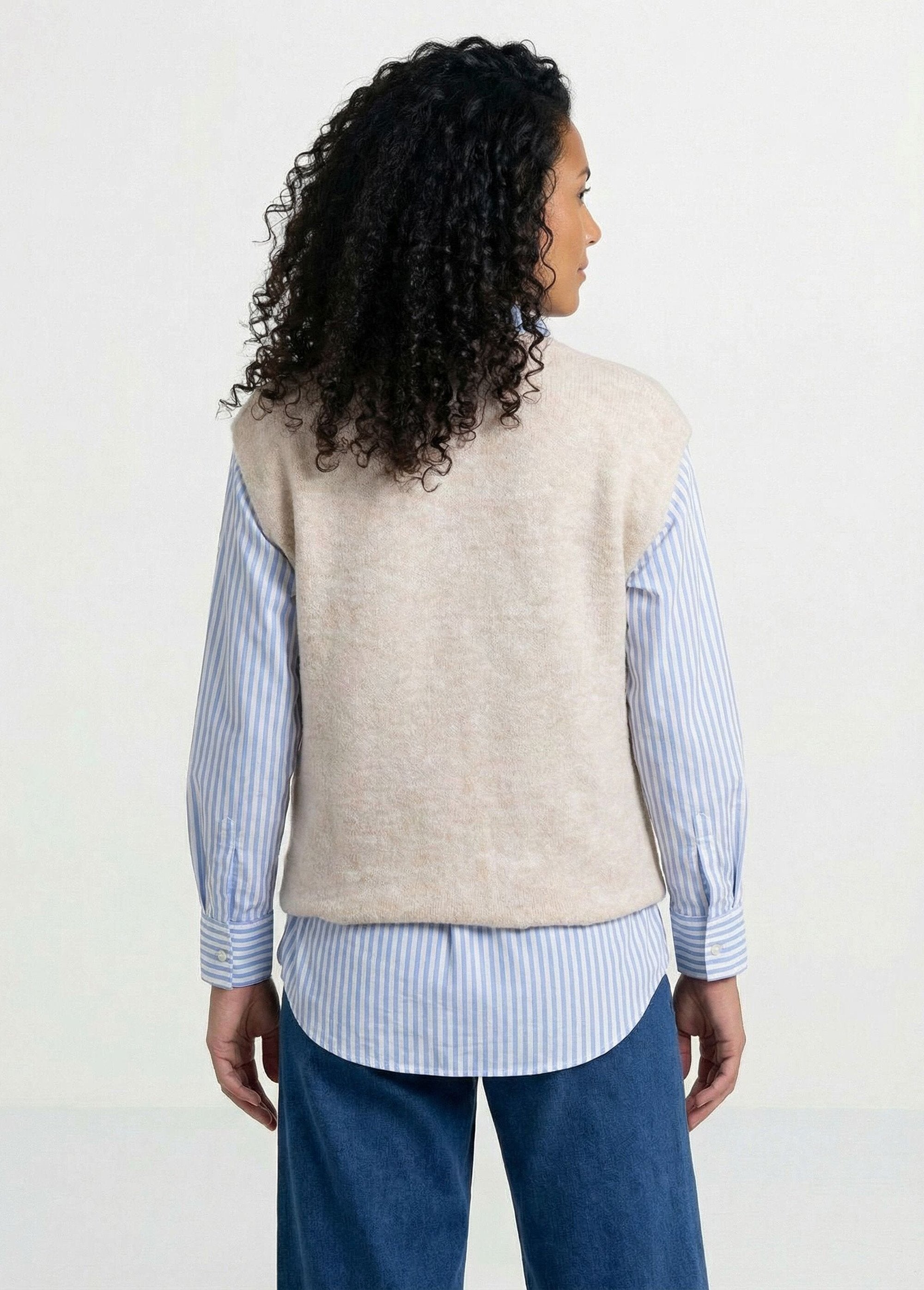 Gilet_senza_maniche_con_bottoni_dorati_e_maglia_bouclé_Beige_DO1_slim