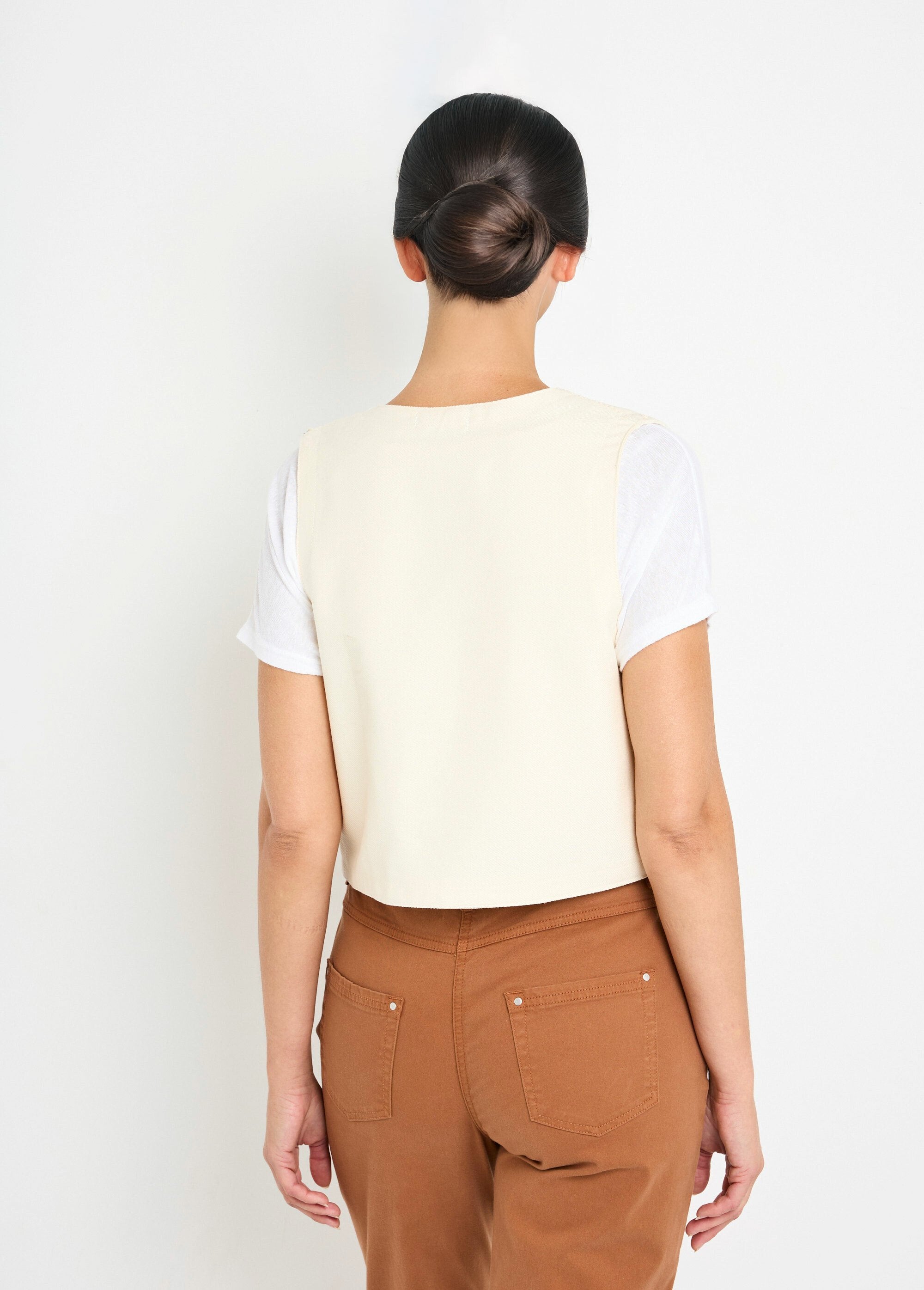 Cardigan_senza_maniche_con_ricami_e_perle_Ecru_DO1_slim