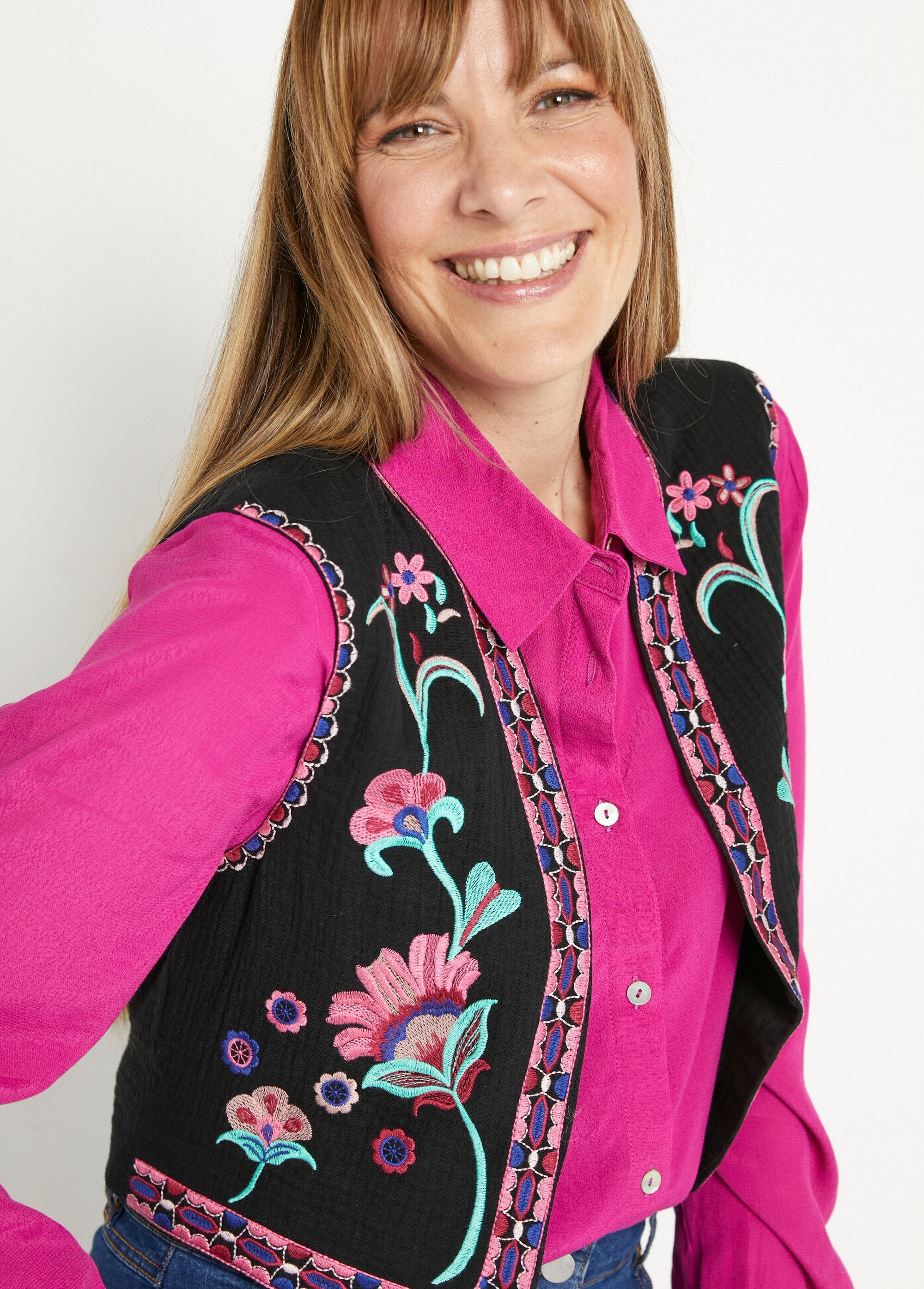 Cardigan_senza_maniche_con_ricamo_floreale_Noir__DE1_slim