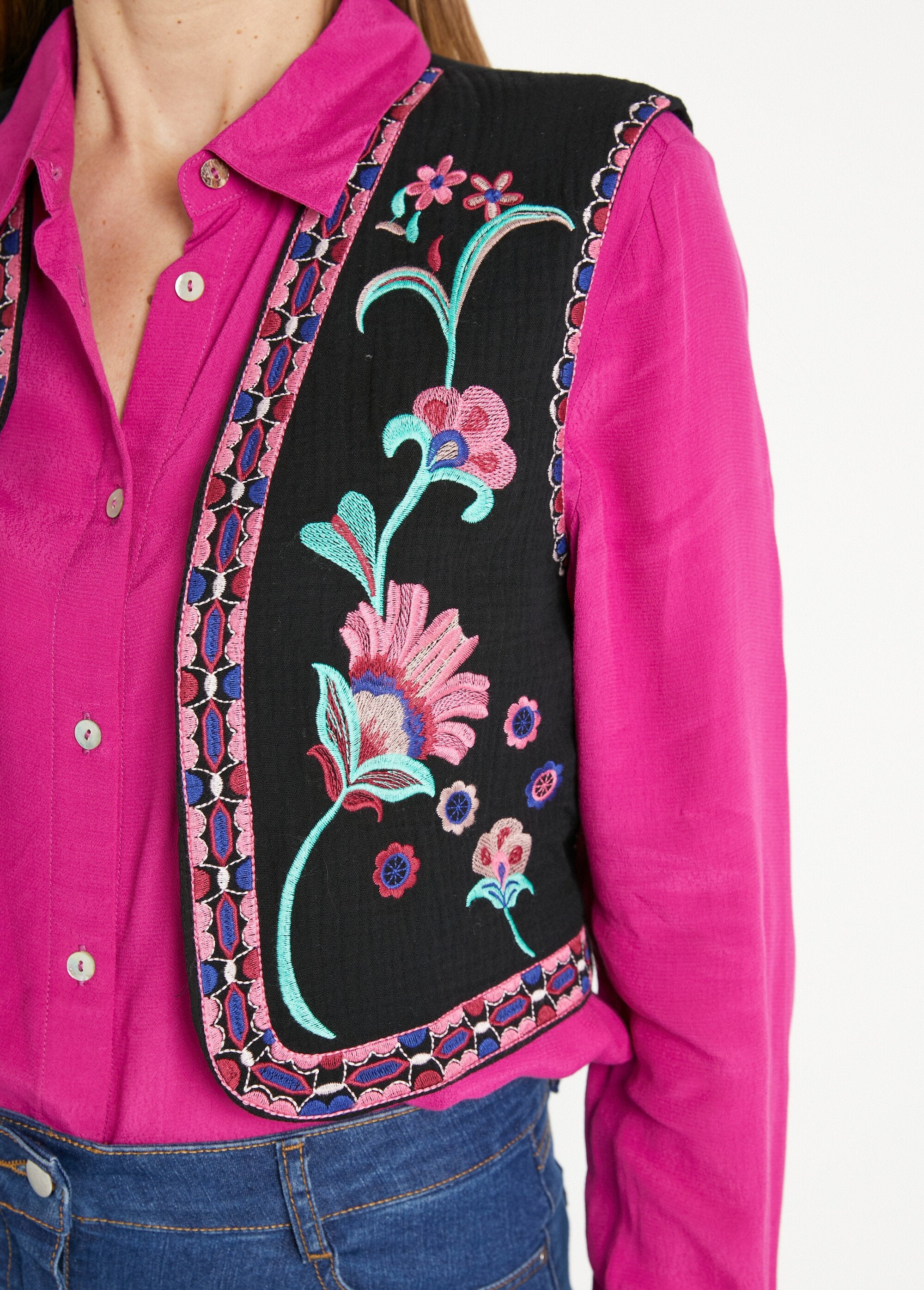 Cardigan_senza_maniche_con_ricamo_floreale_Noir__DE2_slim