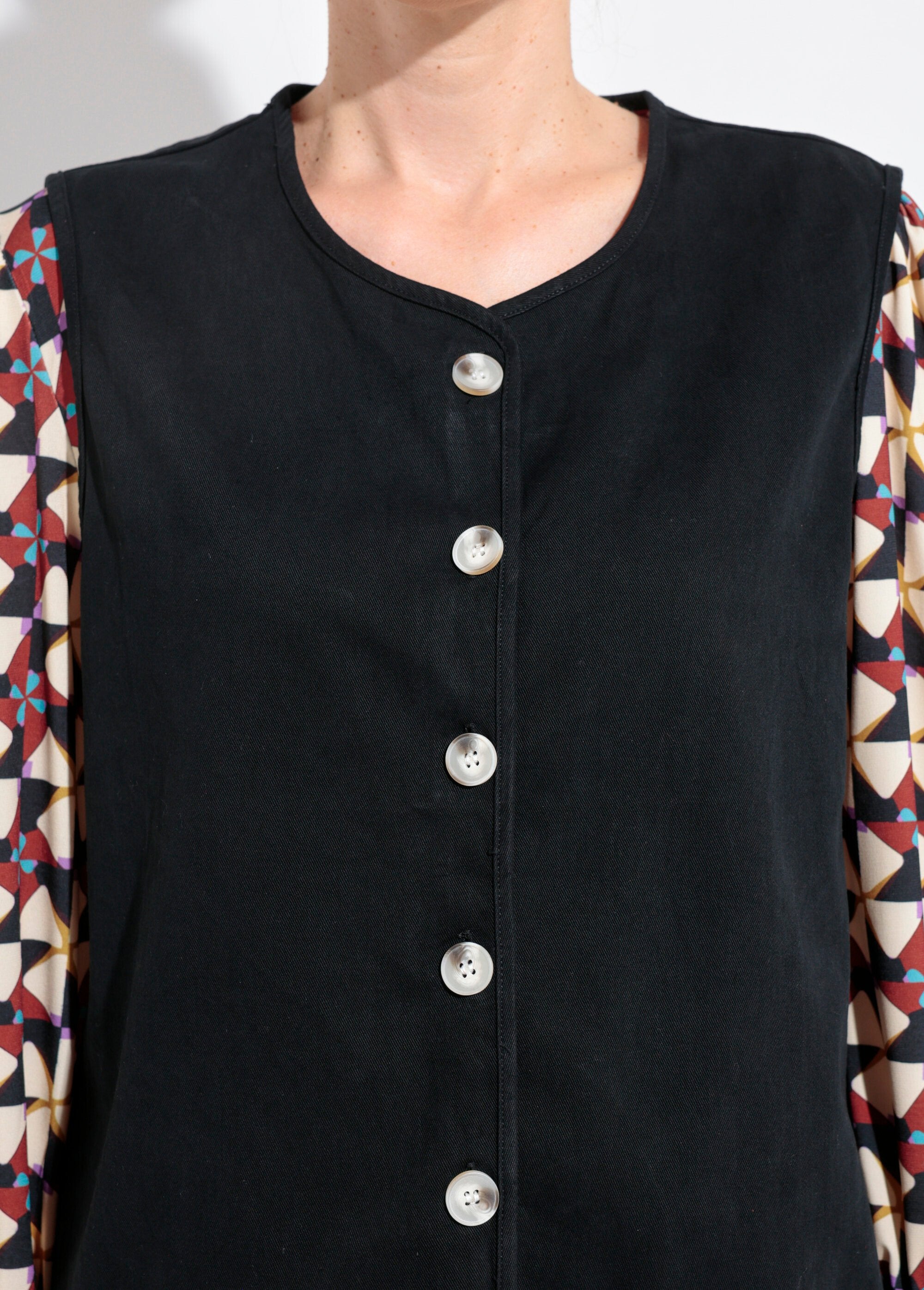 Cardigan_senza_maniche_con_scollo_rotondo_in_twill_Noir_DE1_slim