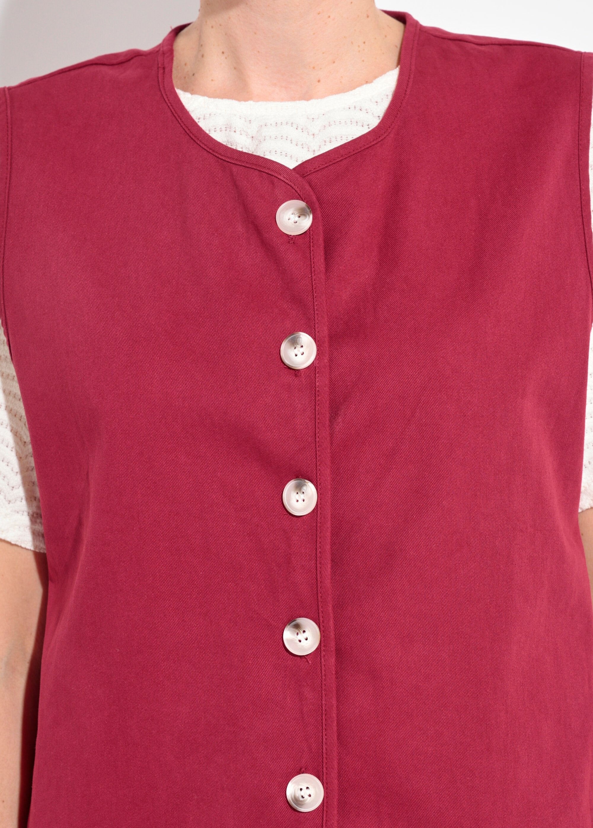 Cardigan_senza_maniche_con_scollo_rotondo_in_twill_Bordeaux_DE1_slim