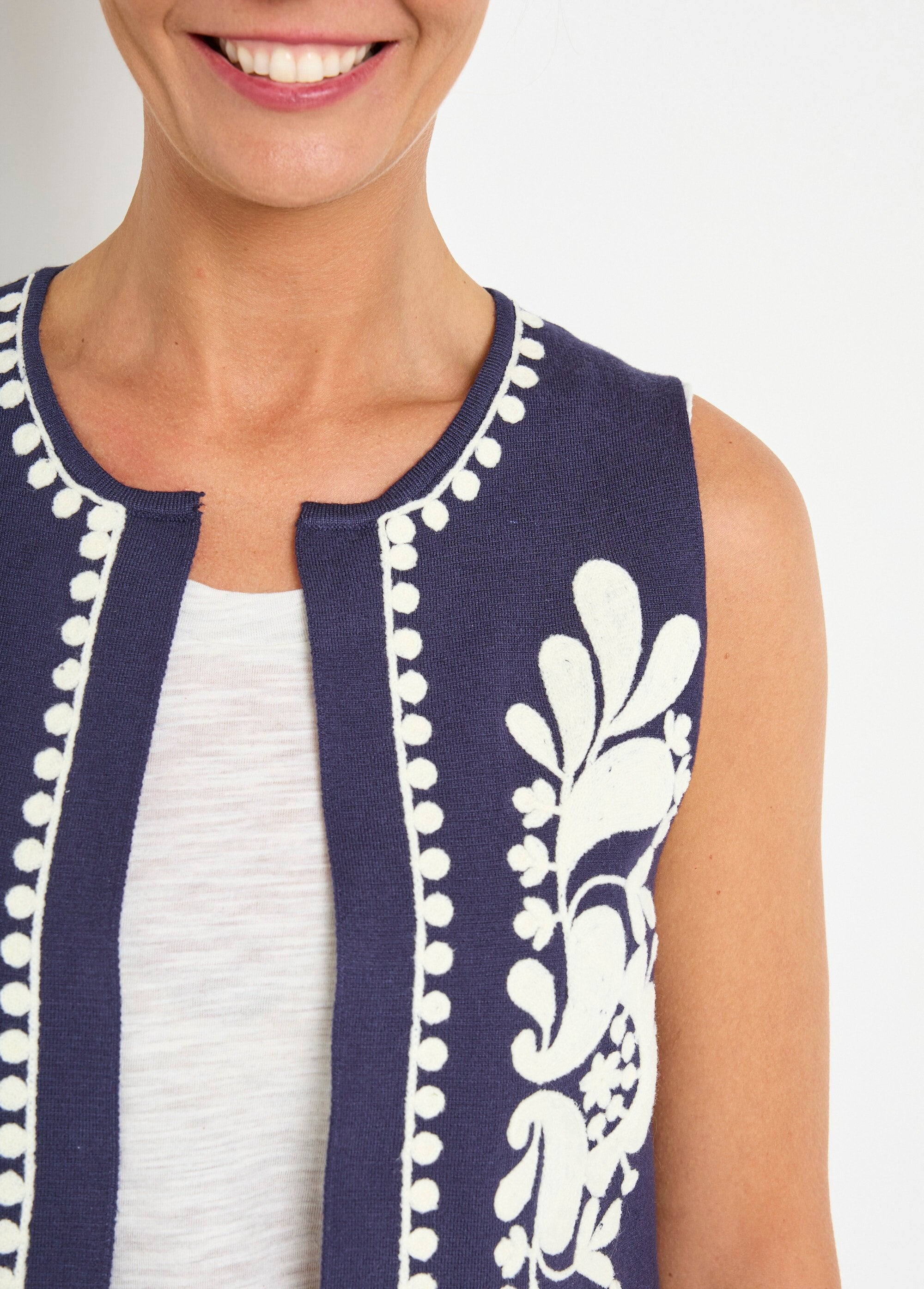 Cardigan_senza_maniche_in_maglia_con_ricamo_Marine_DE1_slim