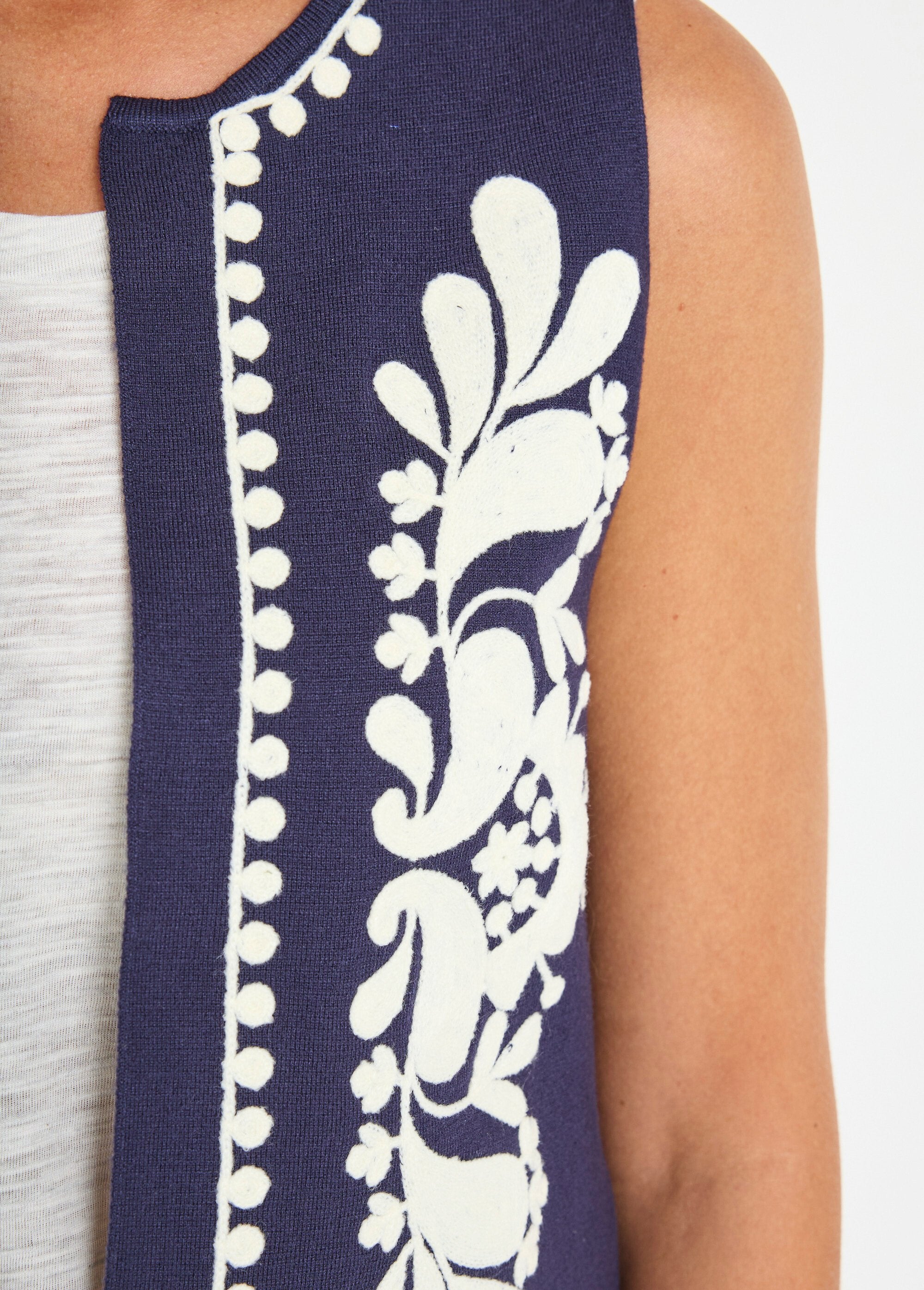 Cardigan_senza_maniche_in_maglia_con_ricamo_Marine_DE2_slim