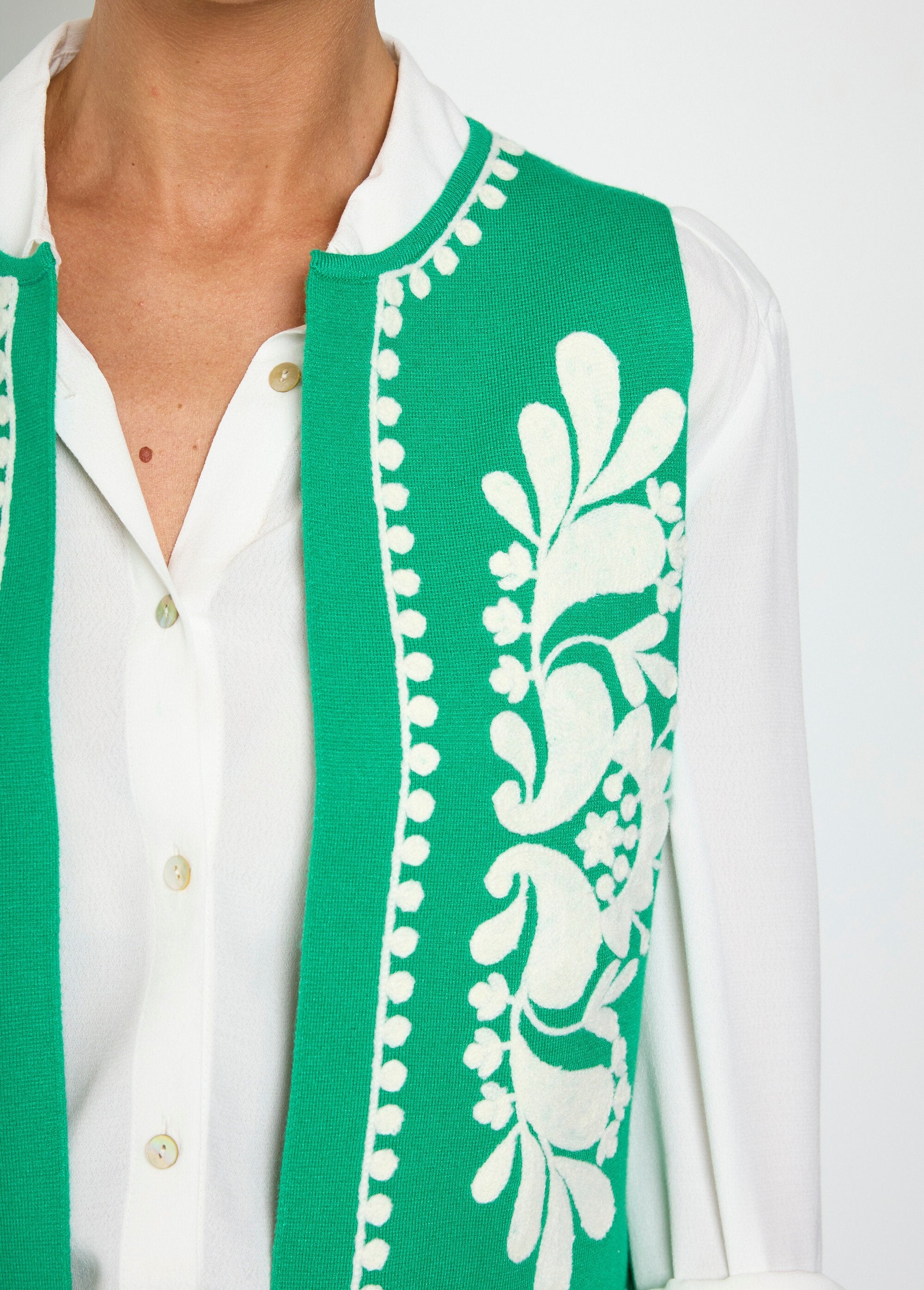Cardigan_senza_maniche_in_maglia_con_ricamo_Vert_DE1_slim