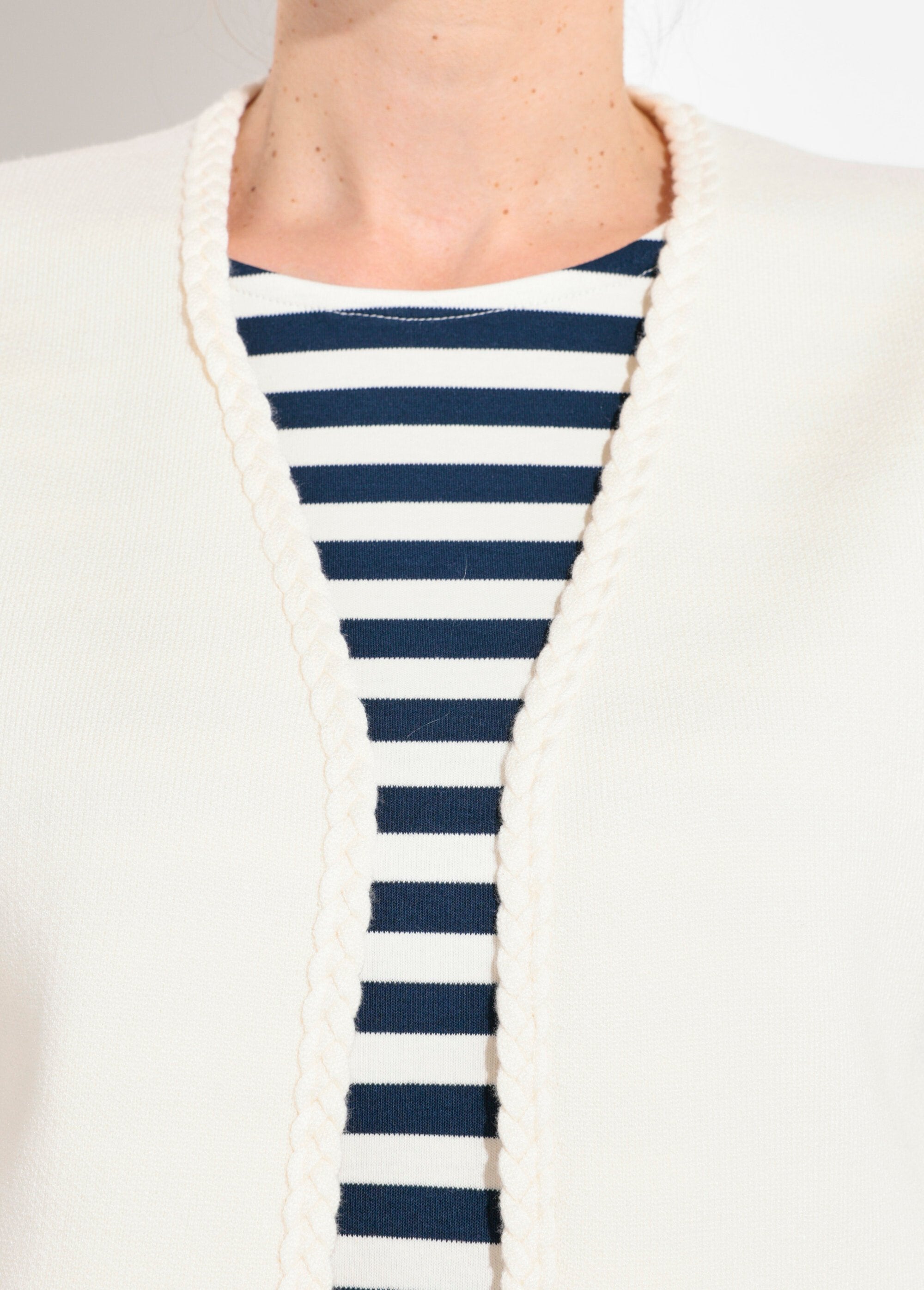 Cardigan_spesso_senza_maniche_con_dettagli_a_treccia_Beige_DE1_slim