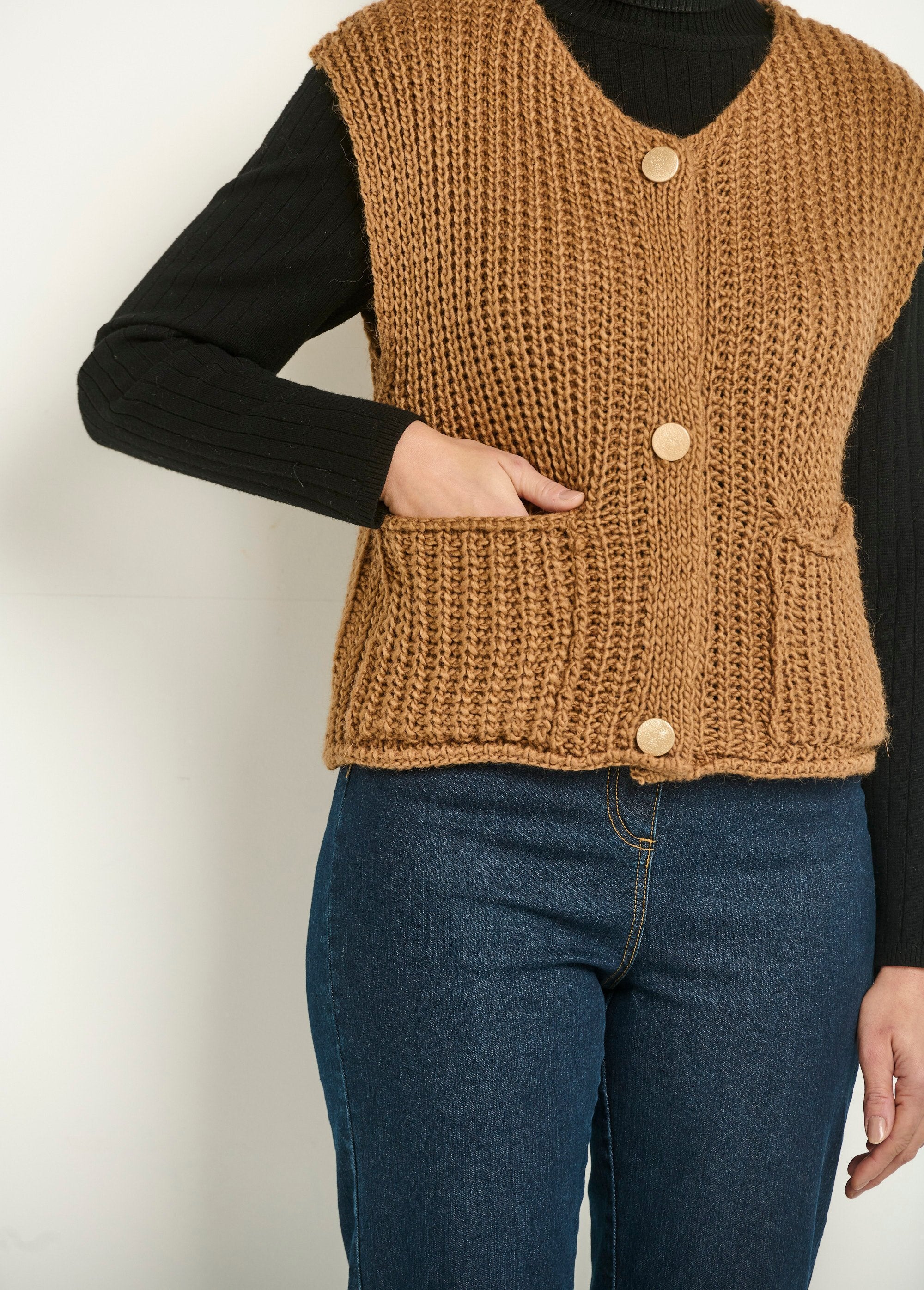 Cardigan_senza_maniche_in_maglia_pesante_Camel_DE1_slim