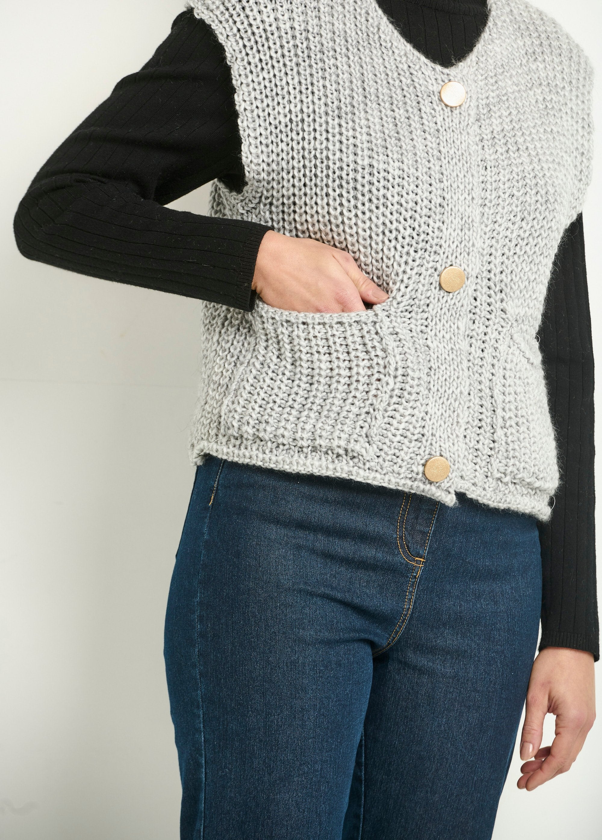 Cardigan_senza_maniche_in_maglia_pesante_Gris_DE1_slim