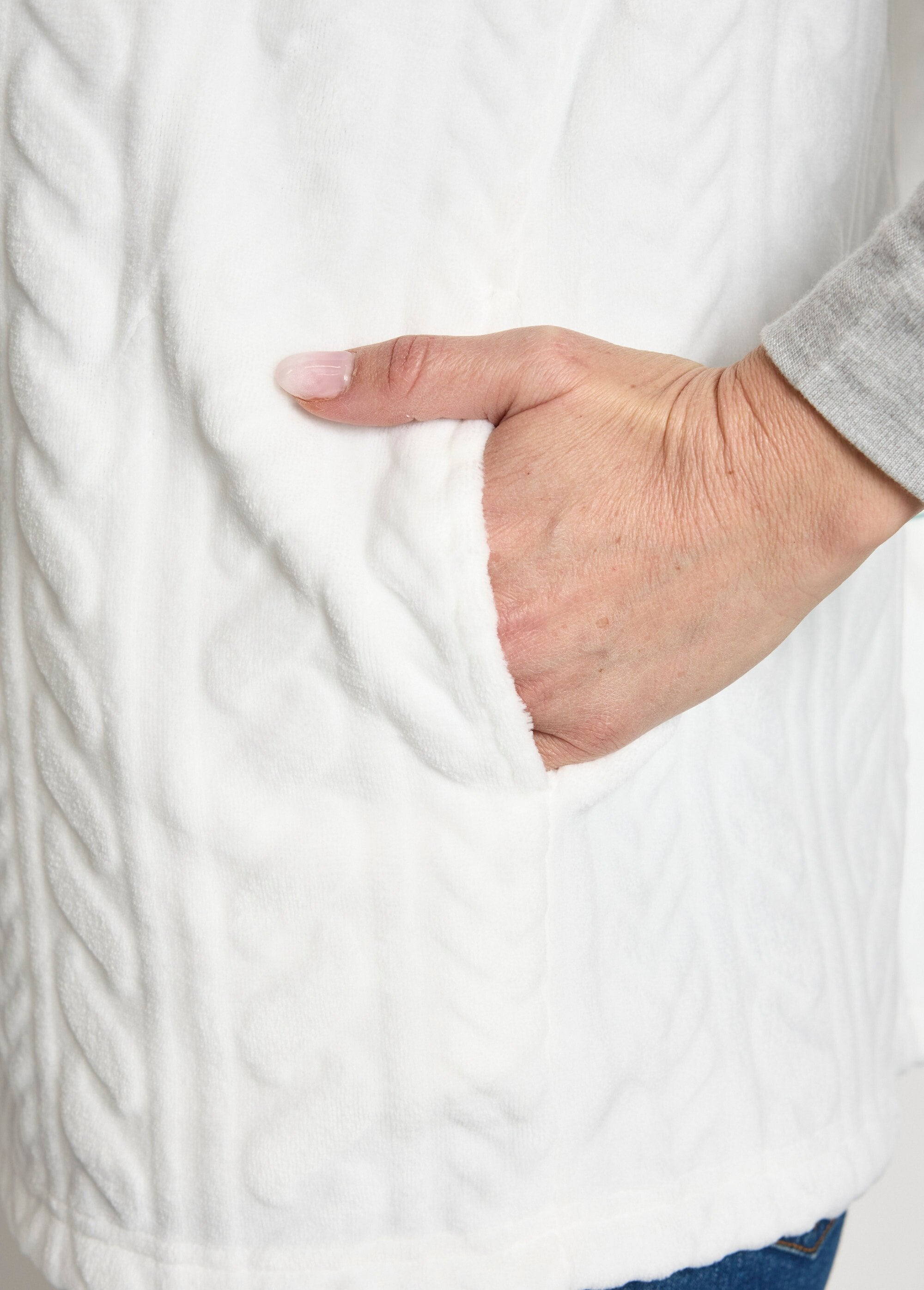 Gilet_senza_maniche_in_pile_con_cerniera_e_felpa_al_tatto_Blanc_DE2_slim