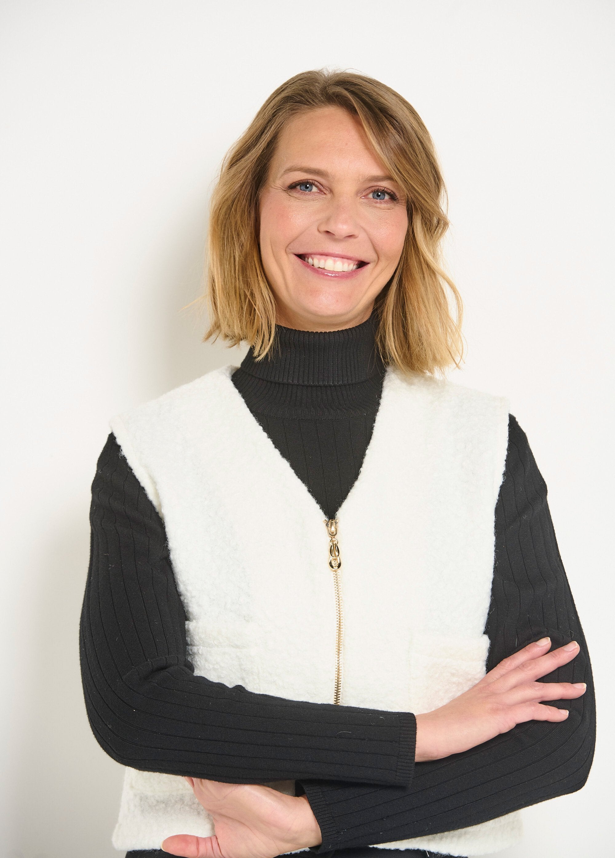 Cardigan_senza_maniche_con_zip_e_tocco_di_lana_Ecru_DE1_slim