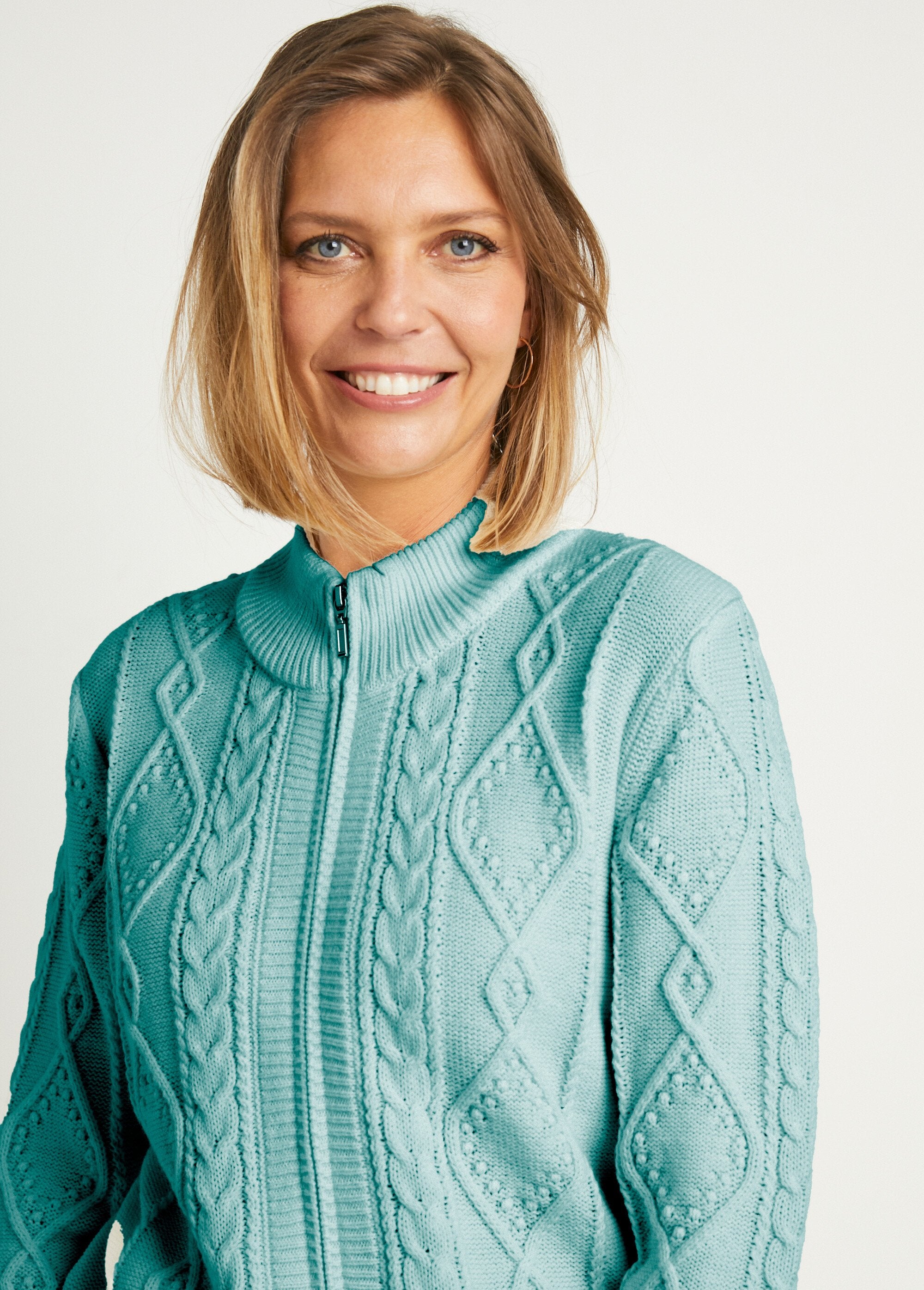 Caldo_cardigan_con_zip_e_collo_alto_lavorato_a_maglia_Verde_DE1_slim