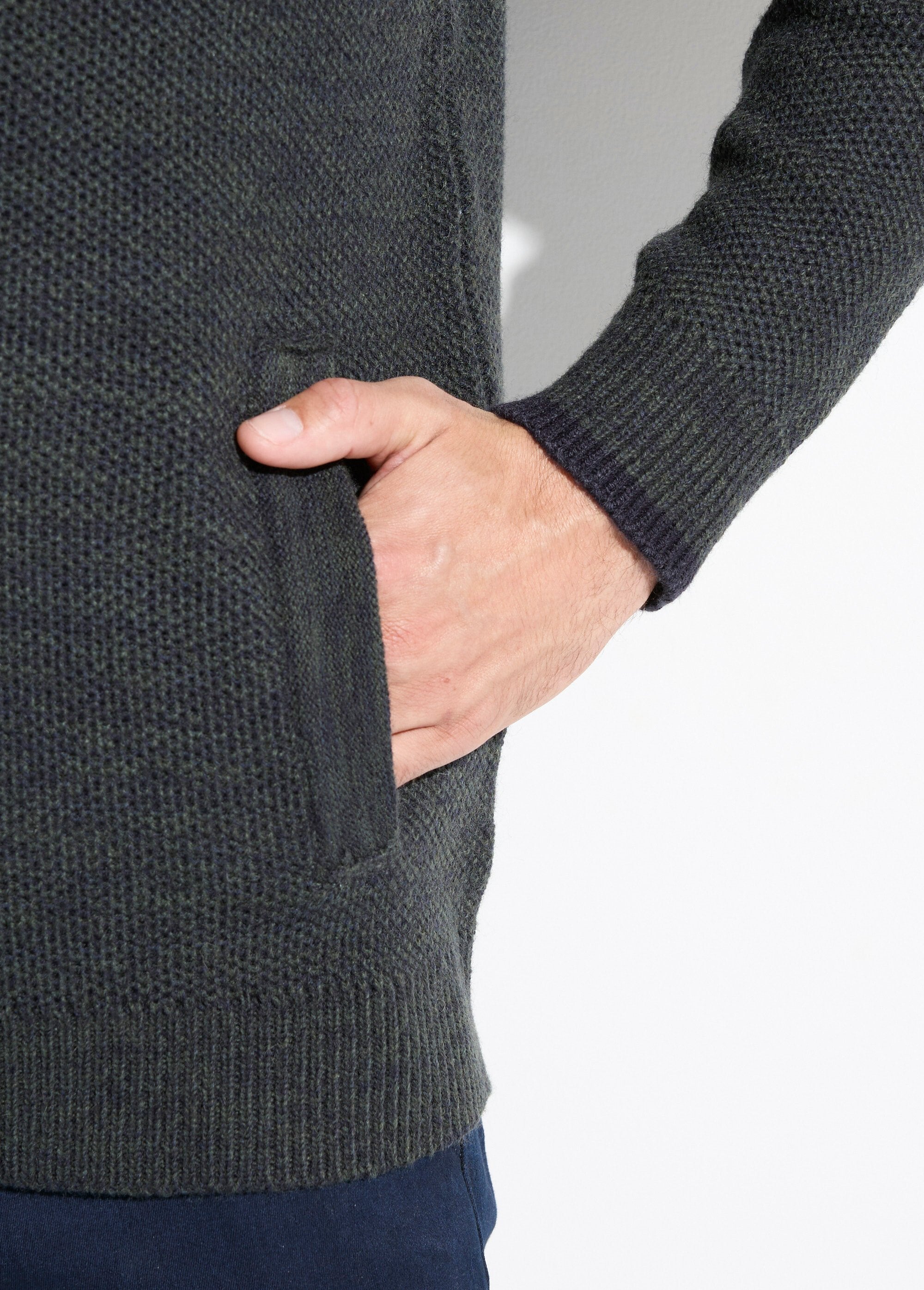 Cardigan_con_cerniera_e_collo_alto_in_maglia_di_lana_screziata_Vert_DE2_slim