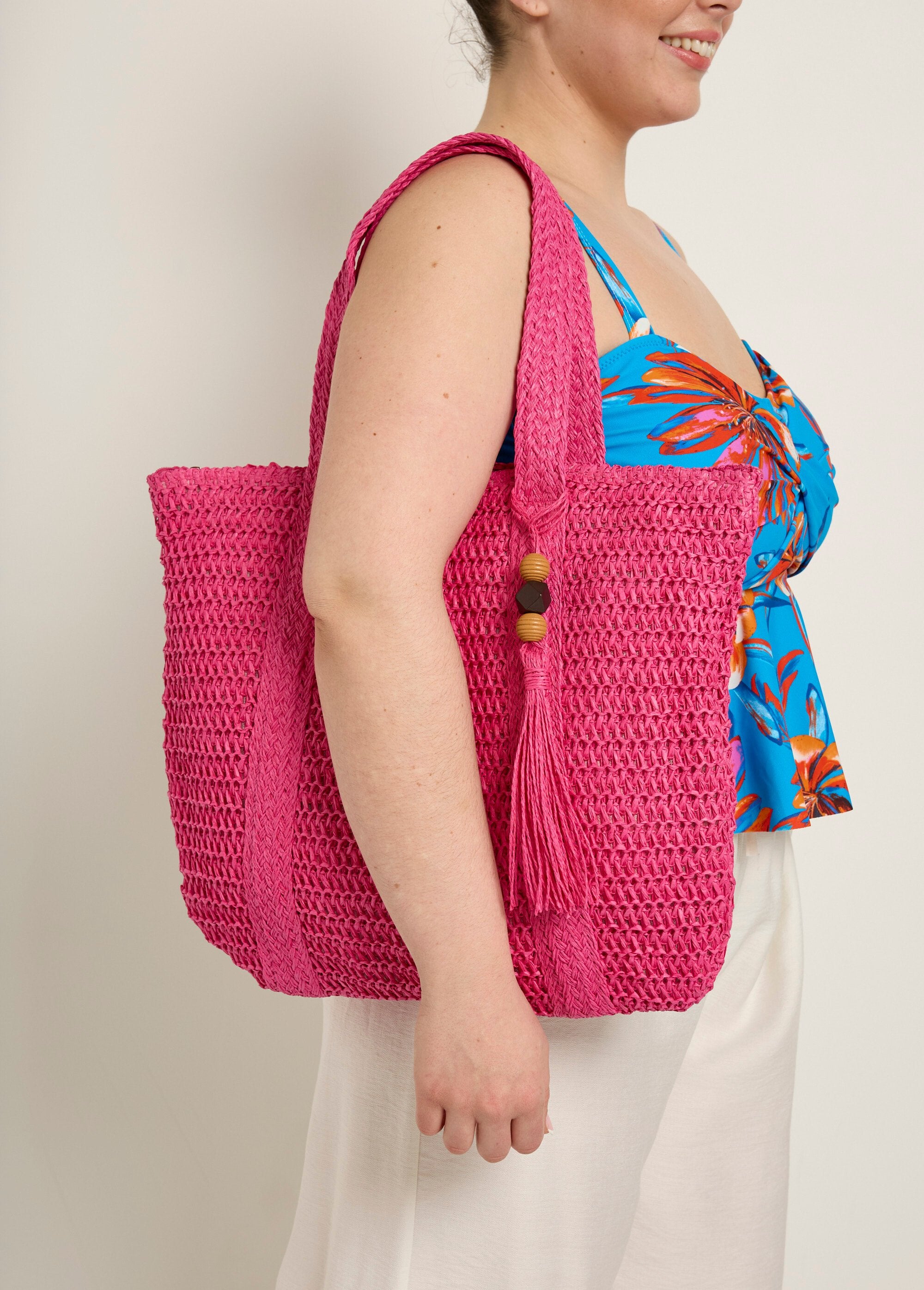 Borsa_grande_in_paglia_con_pompon_di_perle_Fuchsia_FA1_slim
