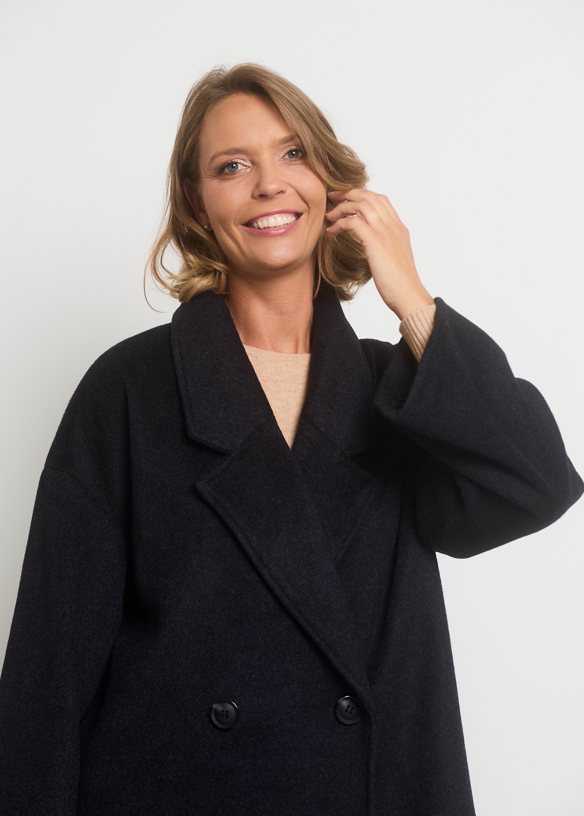 Cappotto_caldo_con_maniche_svasate_Charbon_DE2_slim