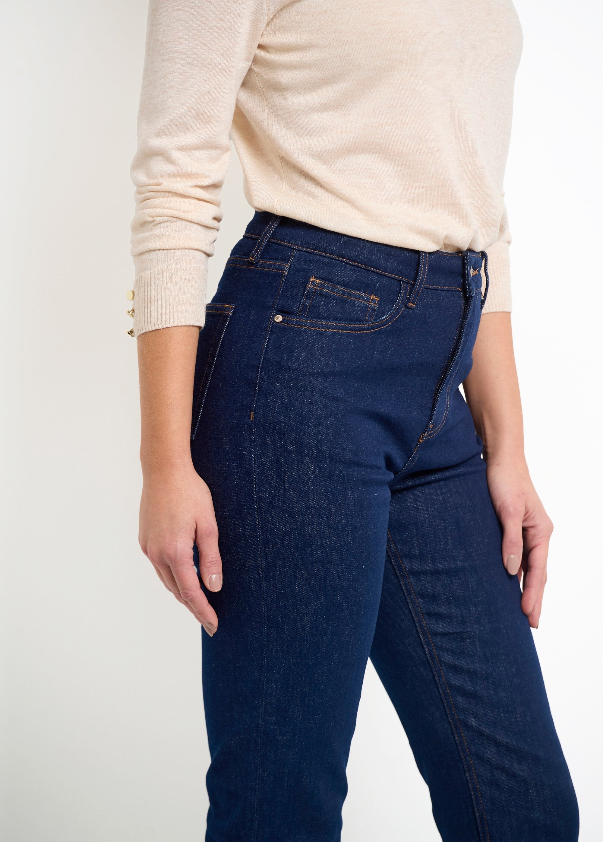 Jeans_dritti_a_5_tasche_con_orlo_sfrangiato_Brut_DE1_slim
