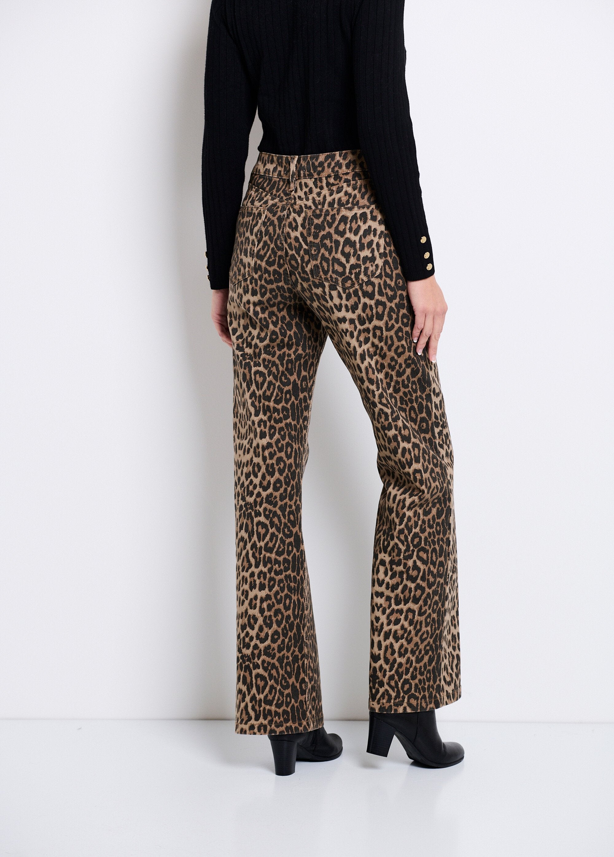 Jeans_dritti_a_5_tasche_con_stampa_leopardata_Leopard_DO1_slim