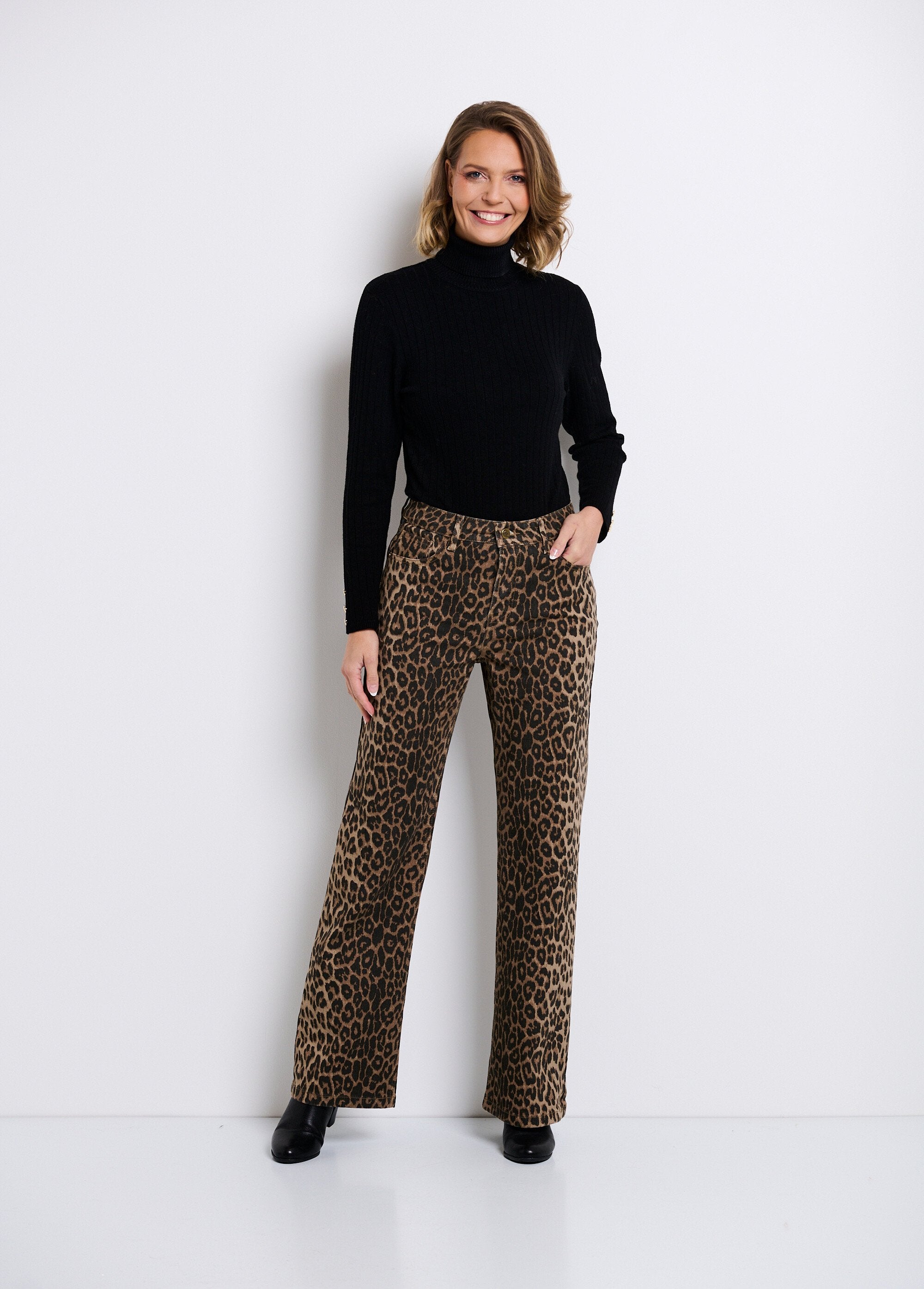 Jeans_dritti_a_5_tasche_con_stampa_leopardata_Leopard_SF1_slim