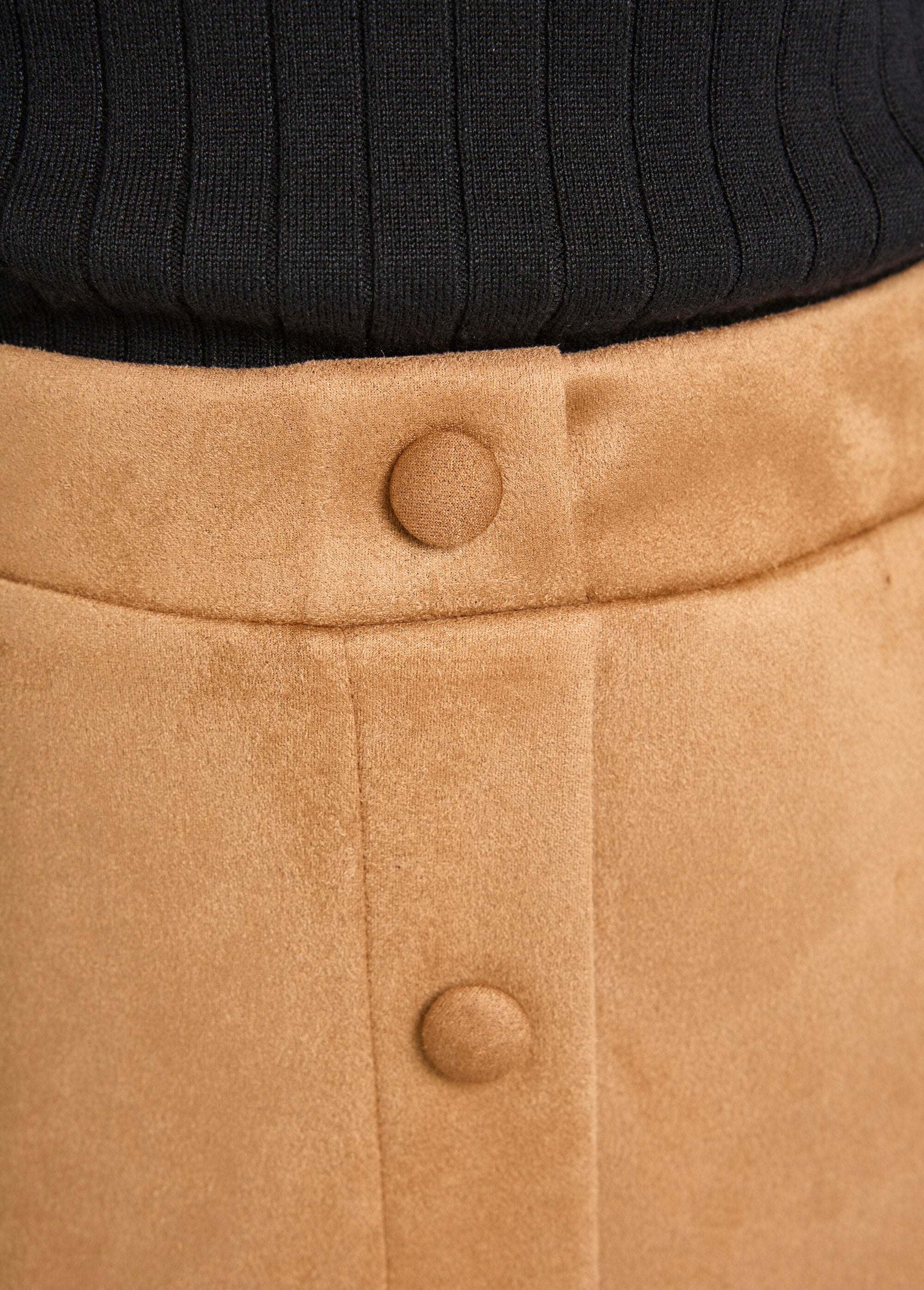 Gonna_corta_e_dritta_in_pelle_scamosciata_con_effetto_abbottonato_Camel_DE1_slim