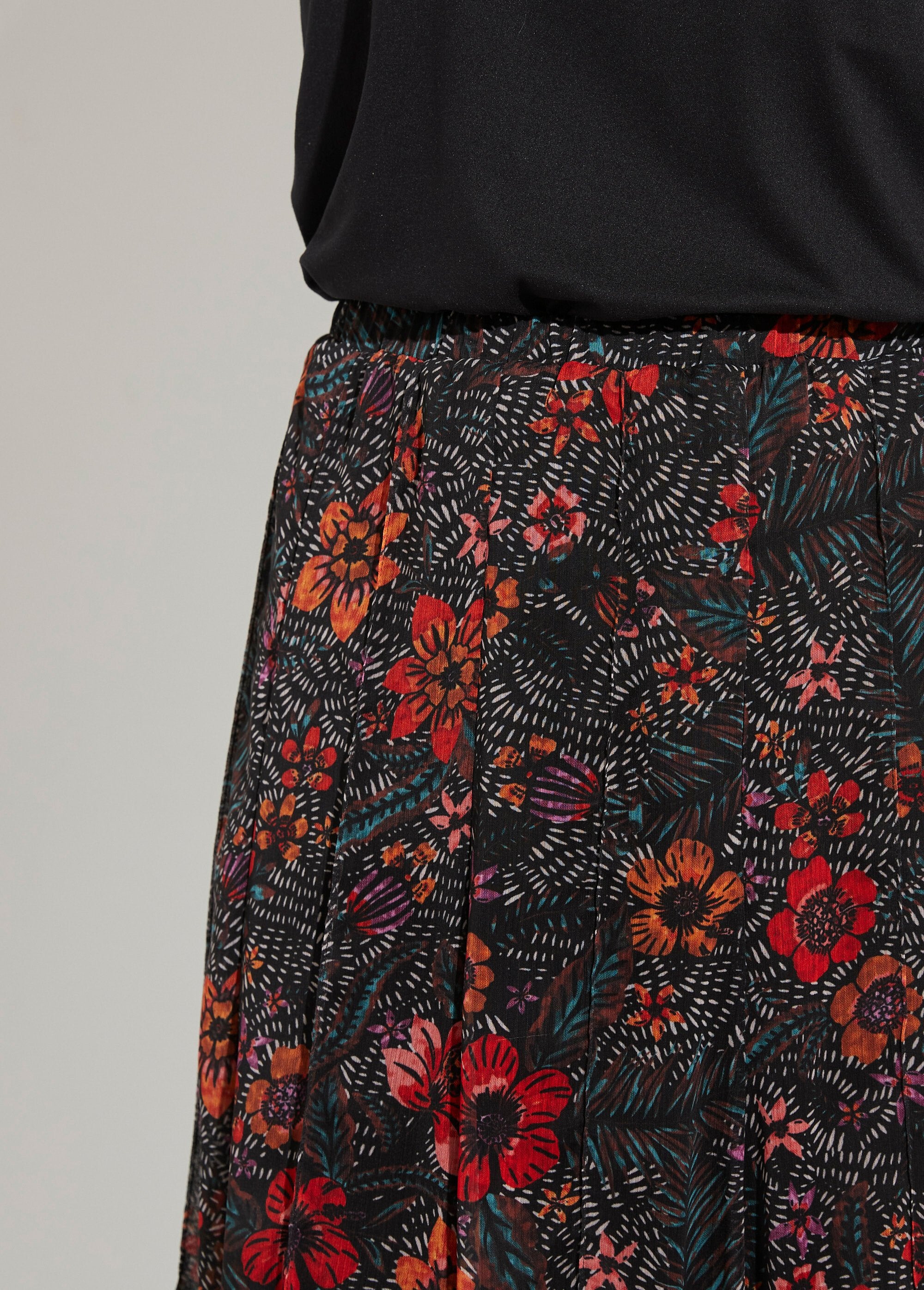 Gonna_lunga_svasata_in_voile_floreale_Noir_et_rouge_DE1_slim